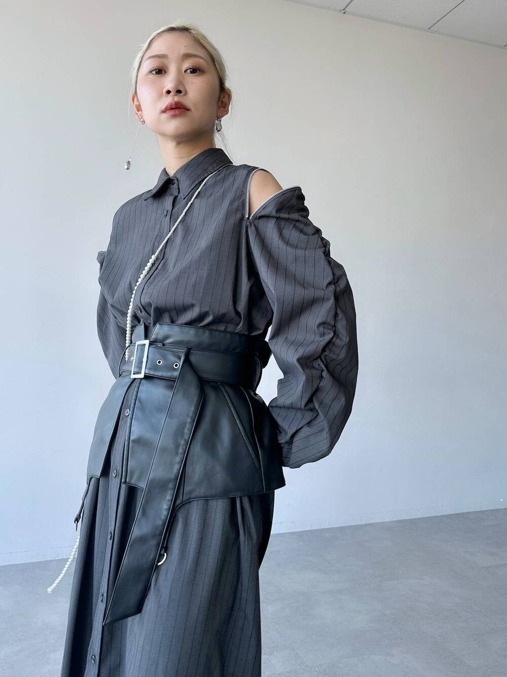 「体型カバー、着痩せ・細見え、モード、結婚式2次会、休日コーデ、デート/ロマンティック、秋コーデ、女子会、個性派、モテ、きれいめ、カラーコーデ_HARE、HARE、ワンピース、ベルト」｜「HAREのアシメモチーフイヤリング(HARE)（イヤリング、シルバー系）」を使った、hare_usamiさん（骨格ウェーブ・レディース・158cm）の春コーディネートの3枚目の写真