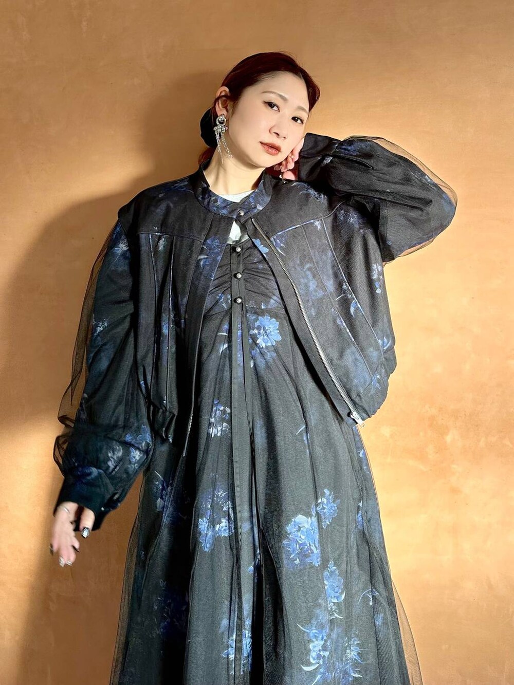 ブラック系のブーツ、ブラック系のブルゾン、ブラック系のワンピースを着用したレディースの冬コーディネートの5枚目の写真