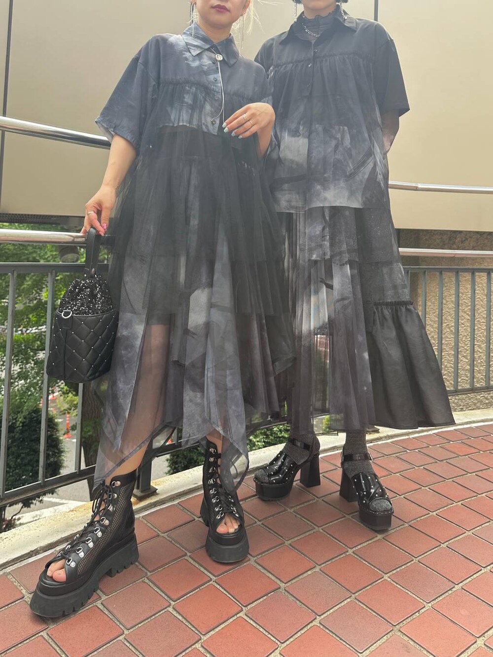 「体型カバー、着痩せ・細見え、モード、結婚式2次会、休日コーデ、デート/ロマンティック、夏コーデ、女子会、個性派、モテ、きれいめ、カラーコーデ_HARE、HARE、リンクコーデ」｜「HAREのシャークソールチャンキーサンダル(HARE)（サンダル、ブラック系）」を使った、hare_usamiさん（骨格ウェーブ・レディース・158cm）の春コーディネートの5枚目の写真