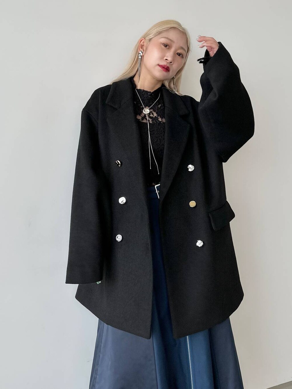 「体型カバー、着痩せ・細見え、モード、結婚式2次会、休日コーデ、デート/ロマンティック、秋コーデ、女子会、個性派、モテ、きれいめ、カラーコーデ_HARE、HARE、コート、ロングスカート」｜「HAREのウールミドルテーラードジャケットコート(HARE)（チェスターコート、ブラック系）」を使った、hare_usamiさん（骨格ウェーブ・レディース・158cm）の秋コーディネートの3枚目の写真