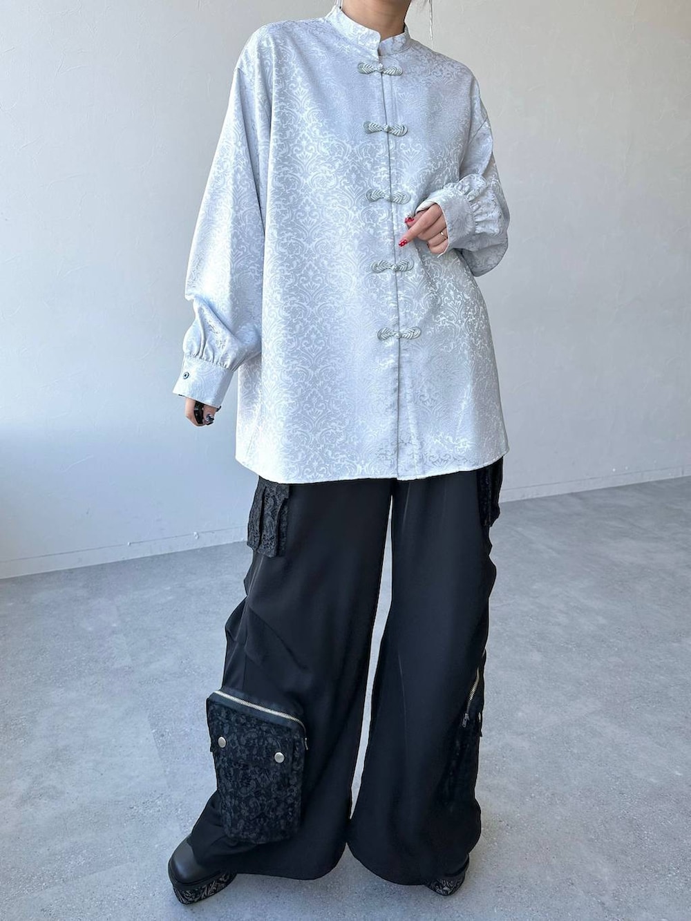 「体型カバー、HARE、着痩せ・細見え、モード、結婚式2次会、休日コーデ、デート/ロマンティック、秋コーデ、女子会、個性派、モテ、きれいめ、カラーコーデ_HARE、シャツ、ワイドパンツ」｜「HAREのジャガードチャイナブラウス(HARE)（シャツ/ブラウス、シルバー系）」を使った、hare_usamiさん（レディース・158cm）の冬コーディネートの6枚目の写真