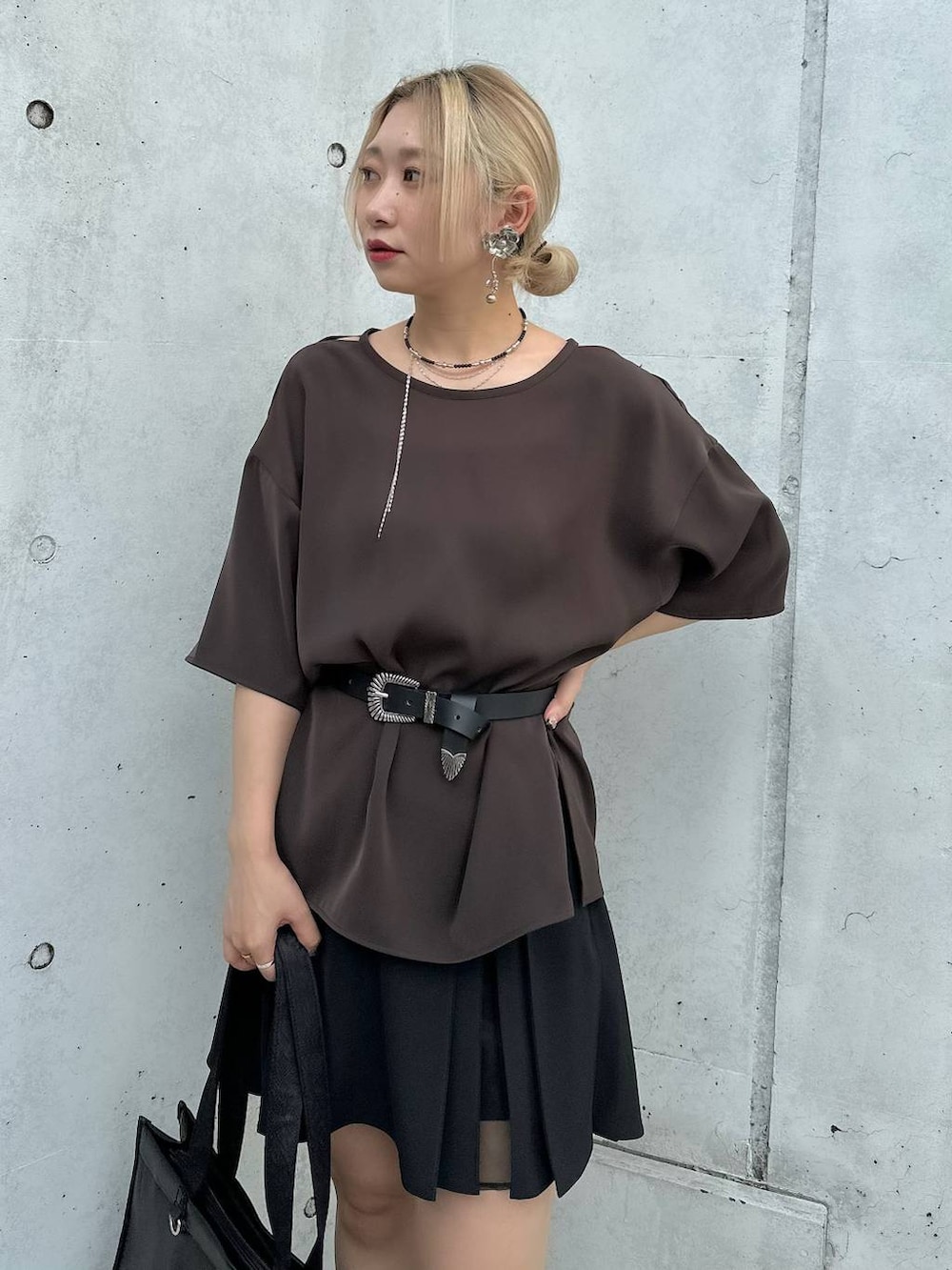 「カラーコーデ_HARE、HARE、きれいめ、着痩せ・細見え、モード、結婚式2次会、休日コーデ、デート/ロマンティック、夏コーデ、女子会、個性派、モテ、Tシャツ、トートバッグ」｜「HAREのメッシュレースアップブーサン(HARE)（サンダル、ブラック系）」を使った、hare_usamiさん（レディース・158cm）の夏コーディネートの5枚目の写真