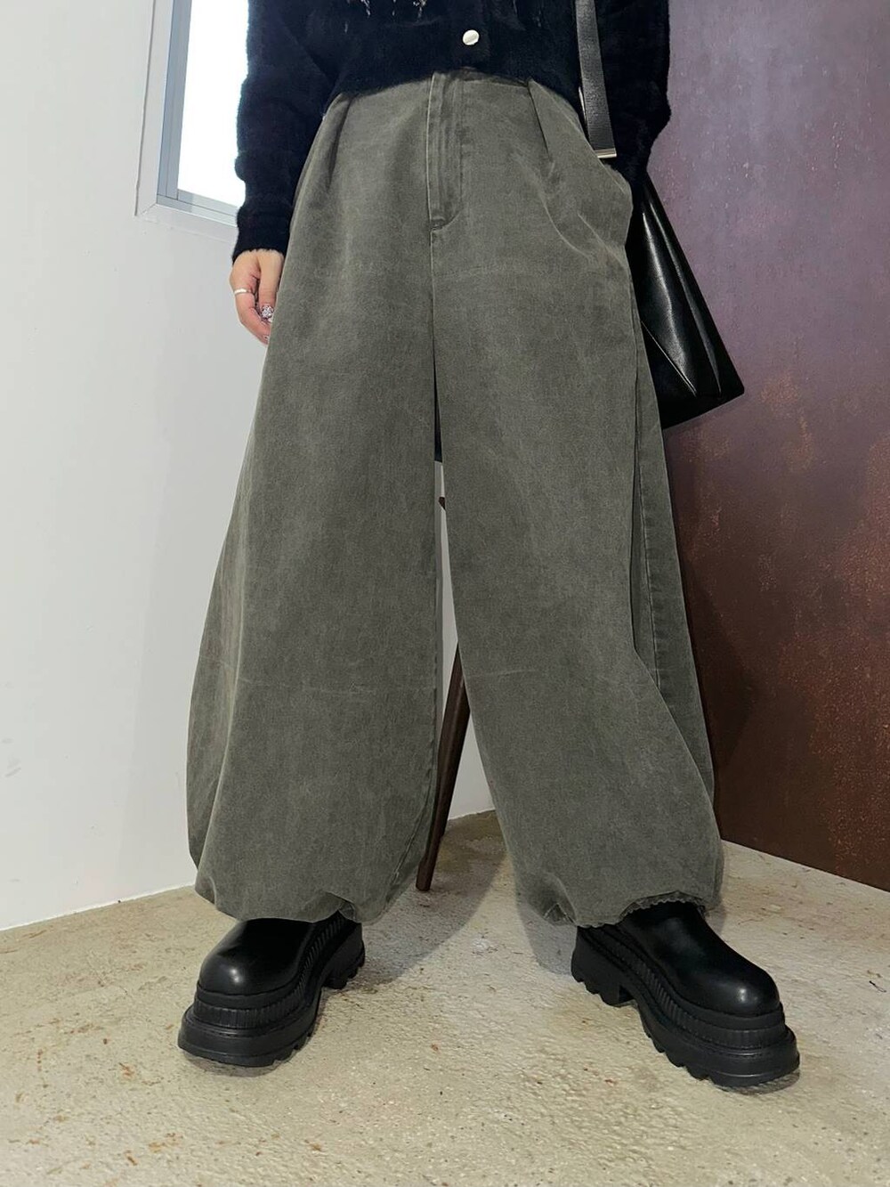 「体型カバー、着痩せ・細見え、モード、結婚式2次会、休日コーデ、デート/ロマンティック、秋コーデ、女子会、個性派、モテ、きれいめ、カラーコーデ_HARE、HARE、デニムパンツ、ニット」｜「HAREのバイカーデザインブーツ(HARE)（ブーツ、ブラック系）」を使った、hare_usamiさん（レディース・158cm）の秋コーディネートの6枚目の写真