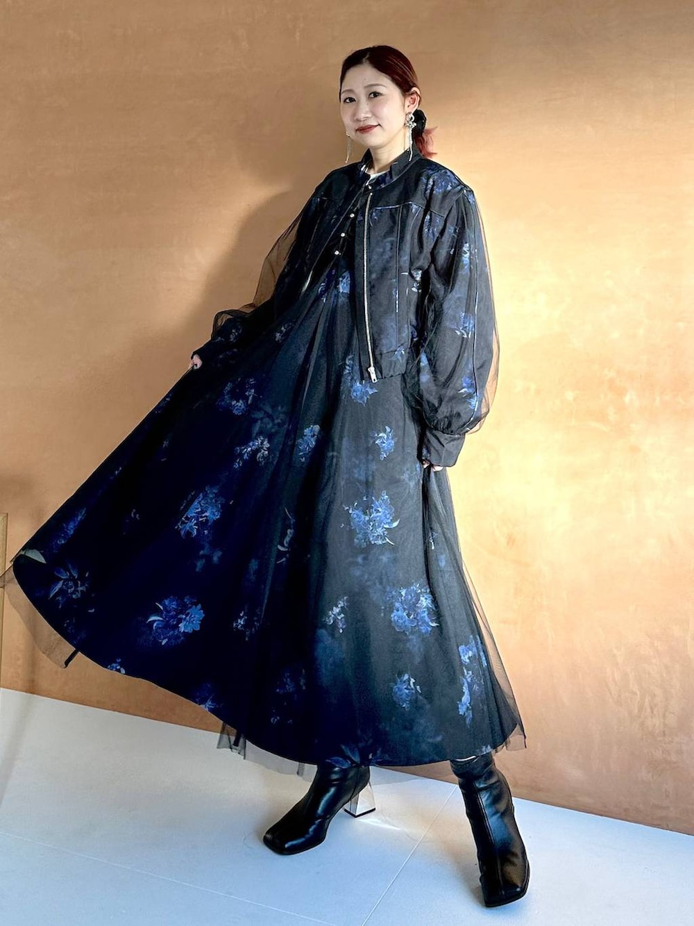 ブラック系のブーツ、ブラック系のブルゾン、ブラック系のワンピースを着用したレディースの冬コーディネートの9枚目の写真