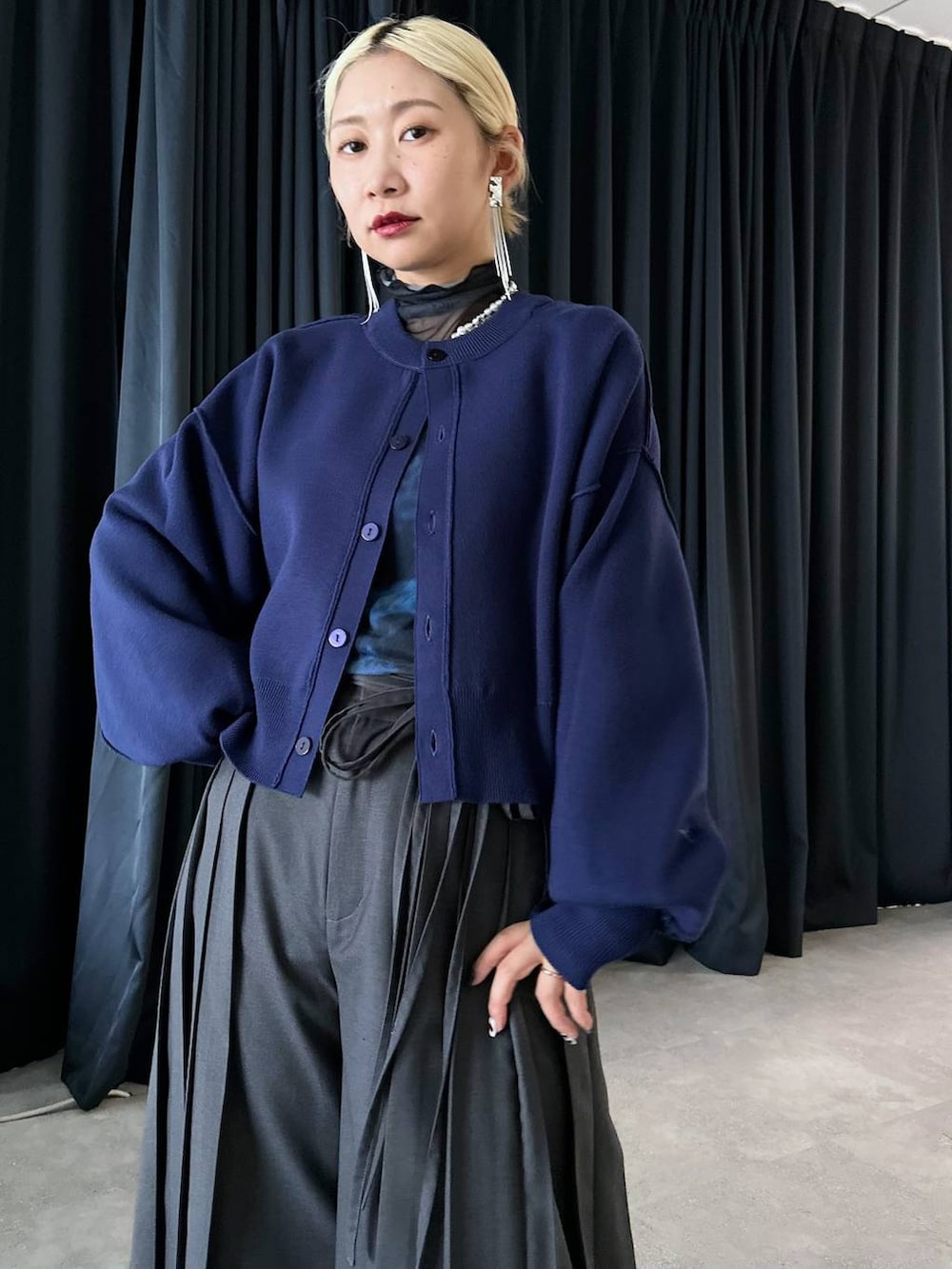 「休日コーデ、デート/ロマンティック、秋コーデ、女子会、個性派、モテ、きれいめ、カラーコーデ_HARE、HARE、ニット、カーディガン、ワイドパンツ、体型カバー、着痩せ・細見え、モード」｜「HAREのバイカーデザインブーツ(HARE)（ブーツ、ブラック系）」を使った、hare_usamiさん（レディース・158cm）の冬コーディネートの5枚目の写真