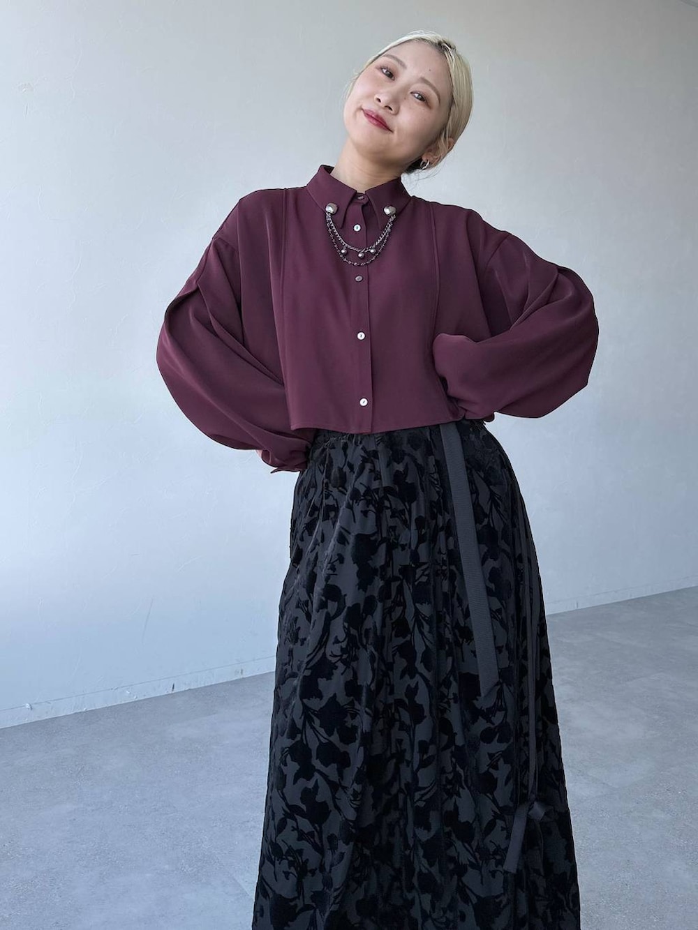 「休日コーデ、デート/ロマンティック、秋コーデ、女子会、個性派、シャツ、ロングスカート、ブーツ、HARE、体型カバー、着痩せ・細見え、モード、結婚式2次会、モテ、きれいめ」｜「HAREのトロミパイピングショートシャツ(HARE)（シャツ/ブラウス、レッド系）」を使った、hare_usamiさん（レディース・158cm）の秋コーディネートの3枚目の写真