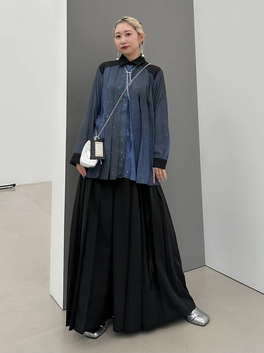 「体型カバー、着痩せ・細見え、モード、結婚式2次会、休日コーデ、デート/ロマンティック、秋コーデ、女子会、個性派、モテ、きれいめ、カラーコーデ_HARE、HARE、シャツ、シャツスタイル」｜「HAREのメタルヒールストレッチブーツ(HARE)（ブーツ、シルバー系）」を使った、hare_usamiさん（レディース・158cm）の秋コーディネートの8枚目の写真