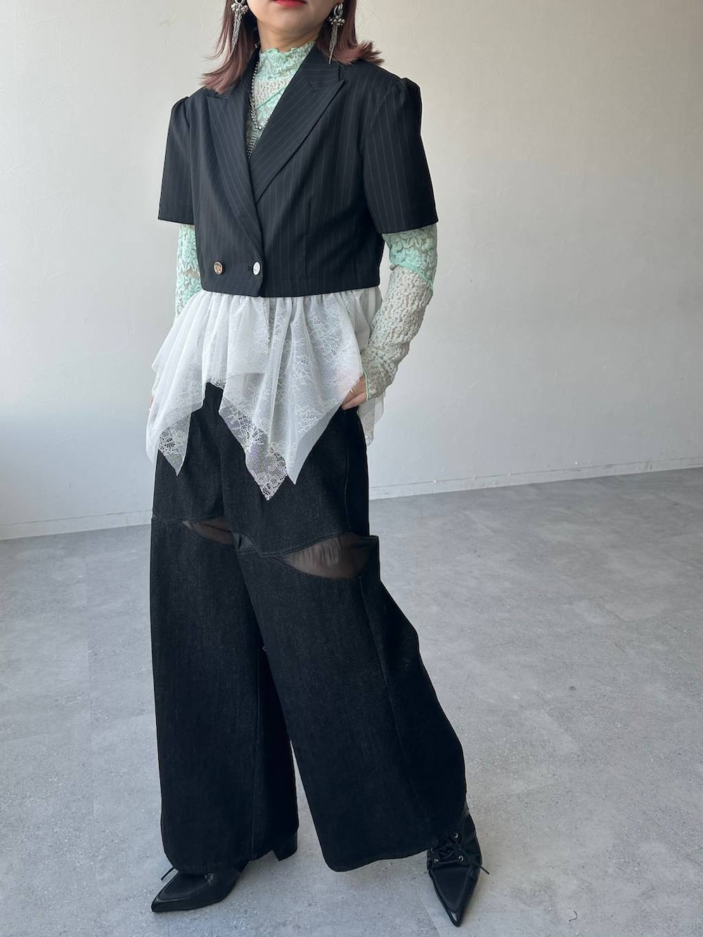 ブラック系のサンダル、ブラック系のデニムパンツ、グリーン系のTシャツ/カットソーを着用したレディースの春コーディネートの6枚目の写真