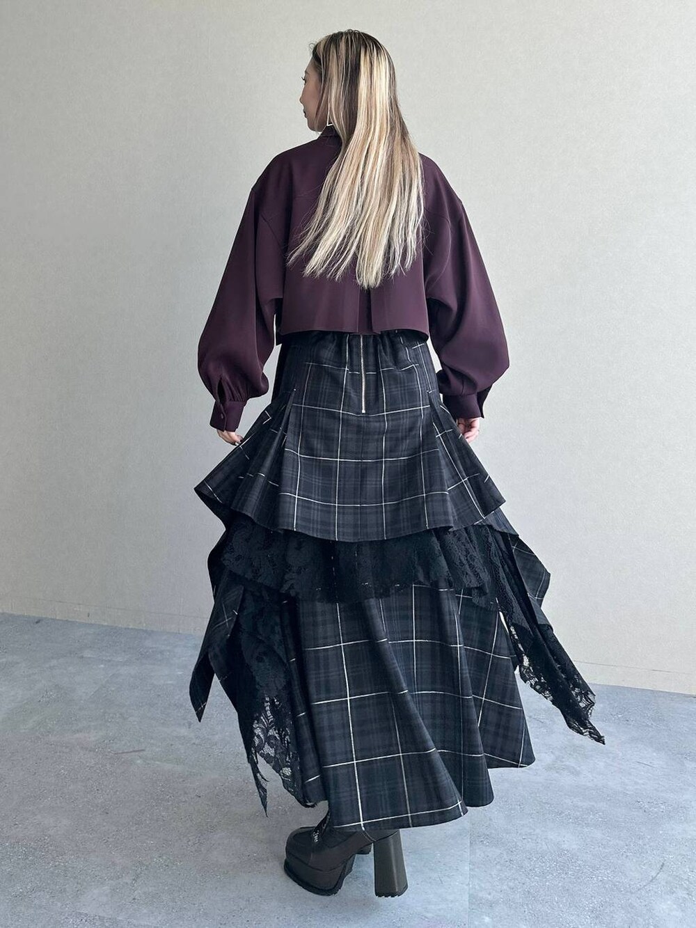 レッド系のシャツ/ブラウス、シルバー系のピアス（両耳用）を着用したレディースの夏コーディネートの2枚目の写真