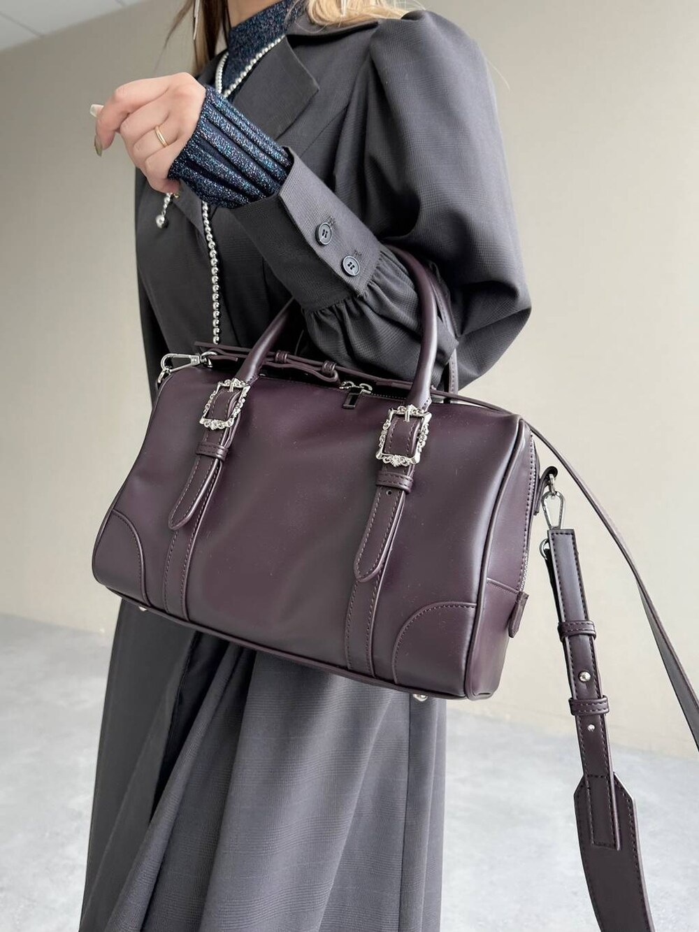 ブルー系のニット/セーター、ブラウン系のボストンバッグ、グレー系のワンピースを着用したレディースの秋コーディネートの9枚目の写真