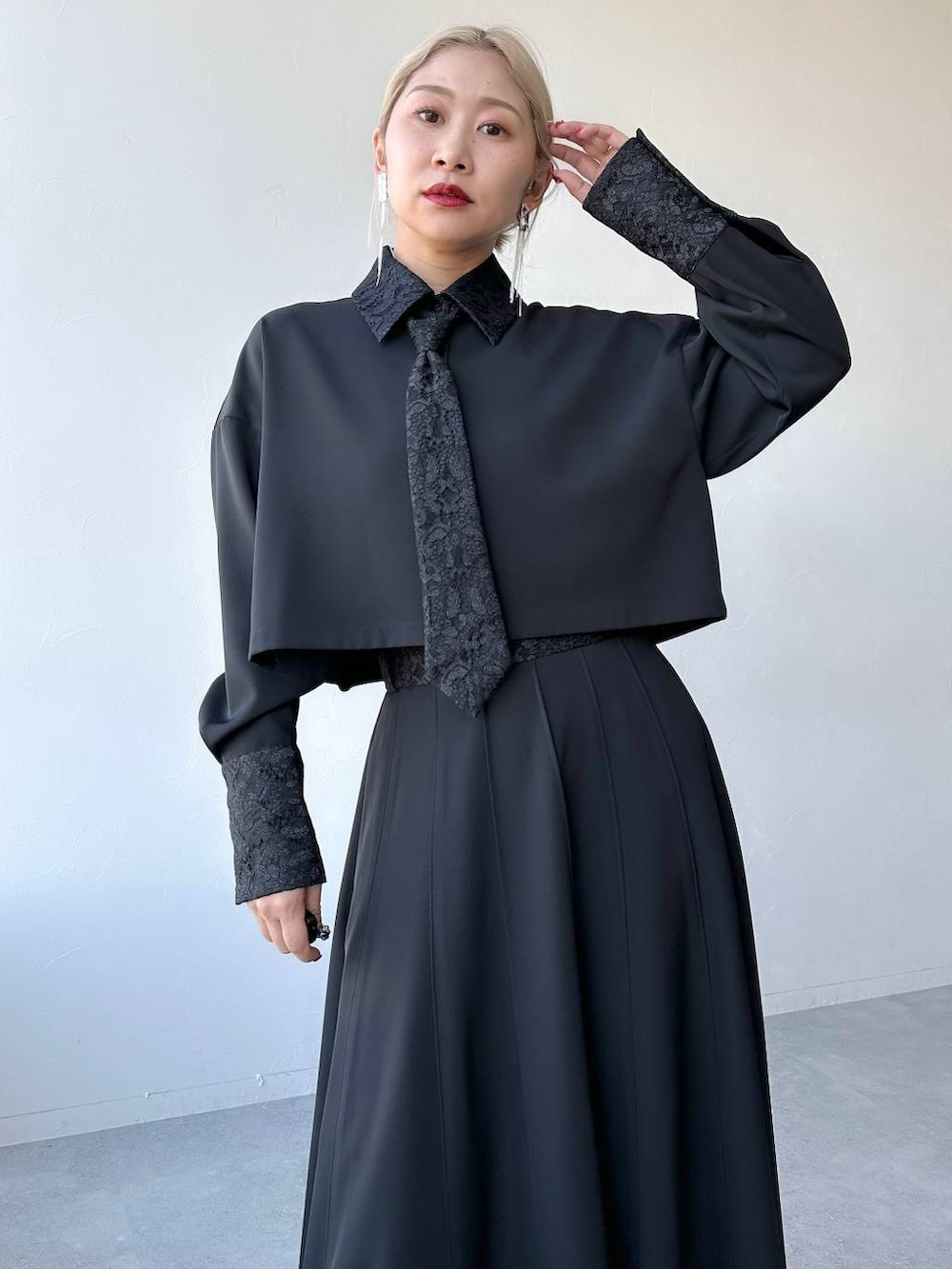 「体型カバー、着痩せ・細見え、モード、結婚式2次会、休日コーデ、デート/ロマンティック、秋コーデ、女子会、個性派、モテ、きれいめ、カラーコーデ_HARE、HARE、セットアップ、シャツ」｜「HAREのバイカーデザインブーツ(HARE)（ブーツ、ブラック系）」を使った、hare_usamiさん（レディース・158cm）の冬コーディネートの3枚目の写真
