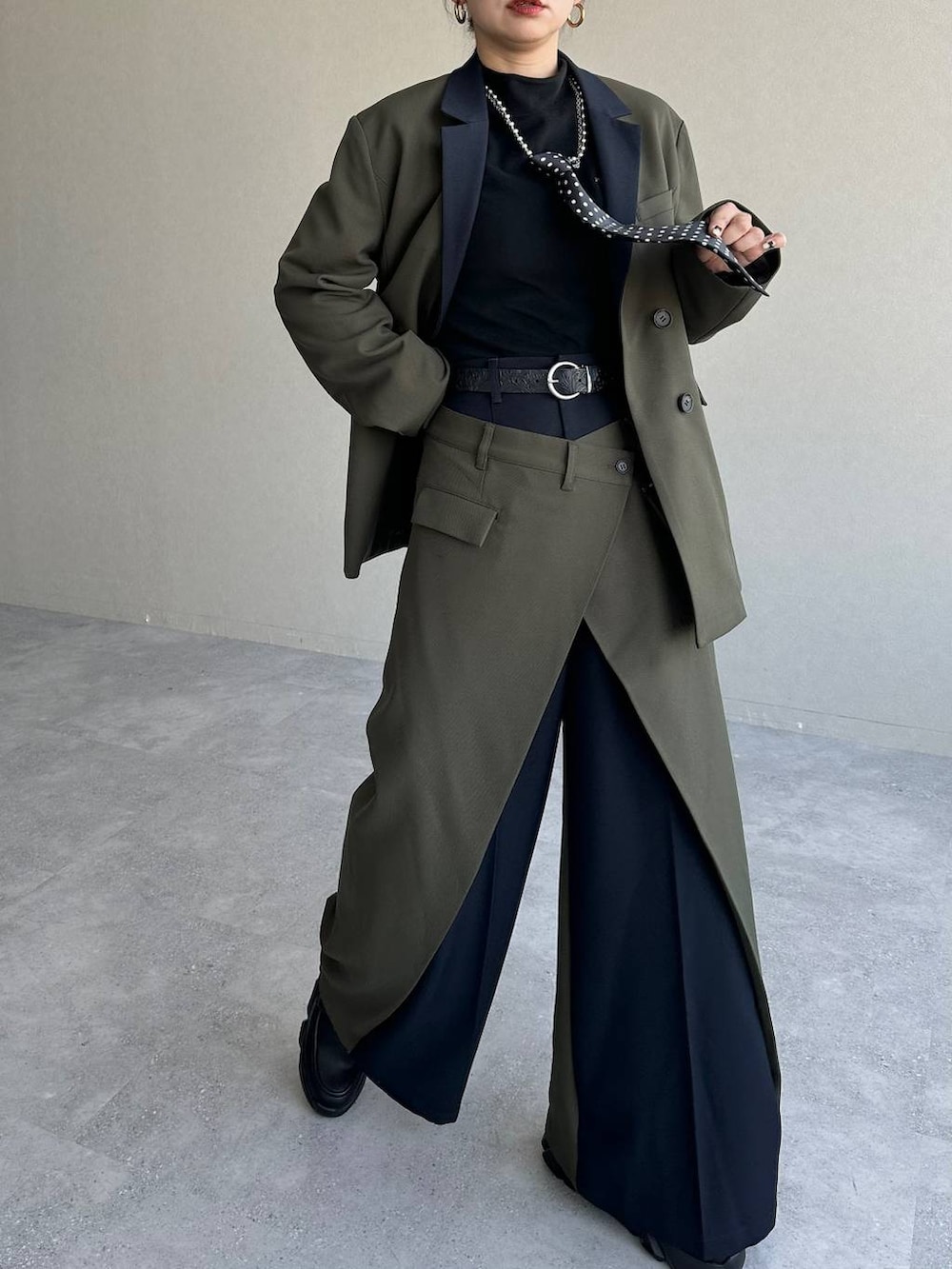 その他のネクタイ、ブラック系のショルダーバッグ、ブラック系のTシャツ/カットソーを着用したレディースの冬コーディネートの8枚目の写真