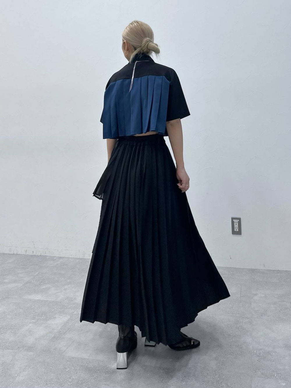 「カラーコーデ_HARE、HARE、ロングスカート、シャツ、体型カバー、着痩せ・細見え、モード、結婚式2次会、休日コーデ、デート/ロマンティック、秋コーデ、女子会、個性派、モテ、きれいめ」｜「HAREのメタルヒールメッシュブーサン(HARE)（サンダル、ブラック系）」を使った、hare_usamiさん（骨格ウェーブ・レディース・158cm）の春コーディネートの2枚目の写真