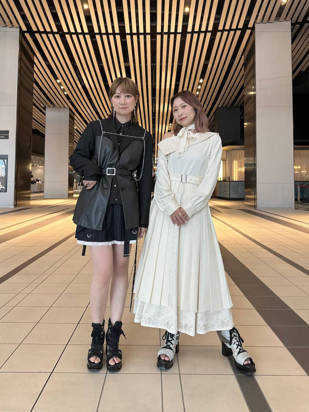 ブラック系のブーツ、ベージュ系のブーツ、ブラック系のベルトを着用したレディースの春コーディネートの6枚目の写真