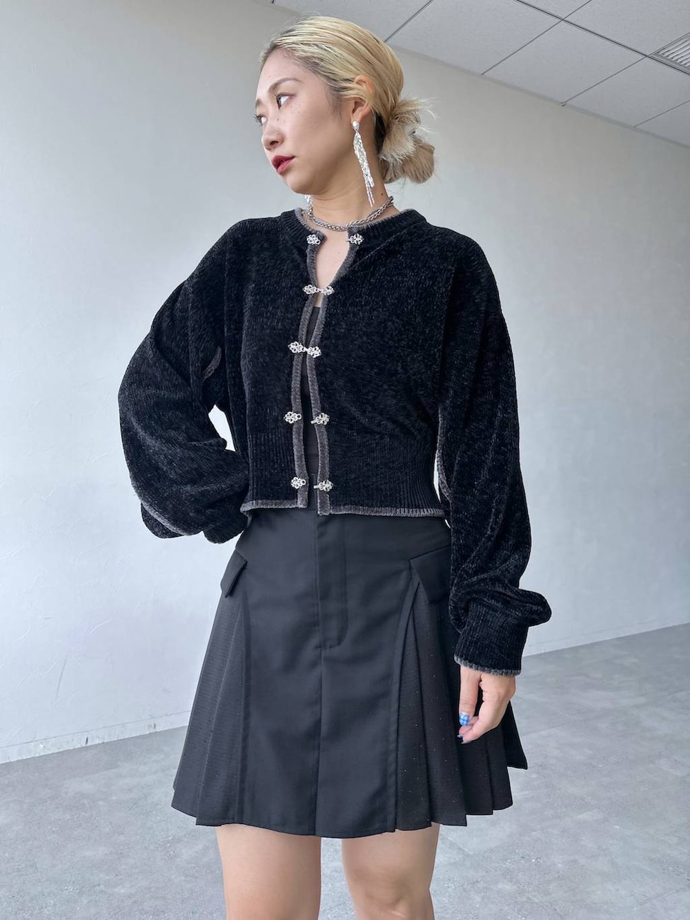 シルバー系のブーツ、ブラック系のその他パンツ、ブラック系のカーディガン/ボレロを着用したレディースの夏コーディネートの4枚目の写真