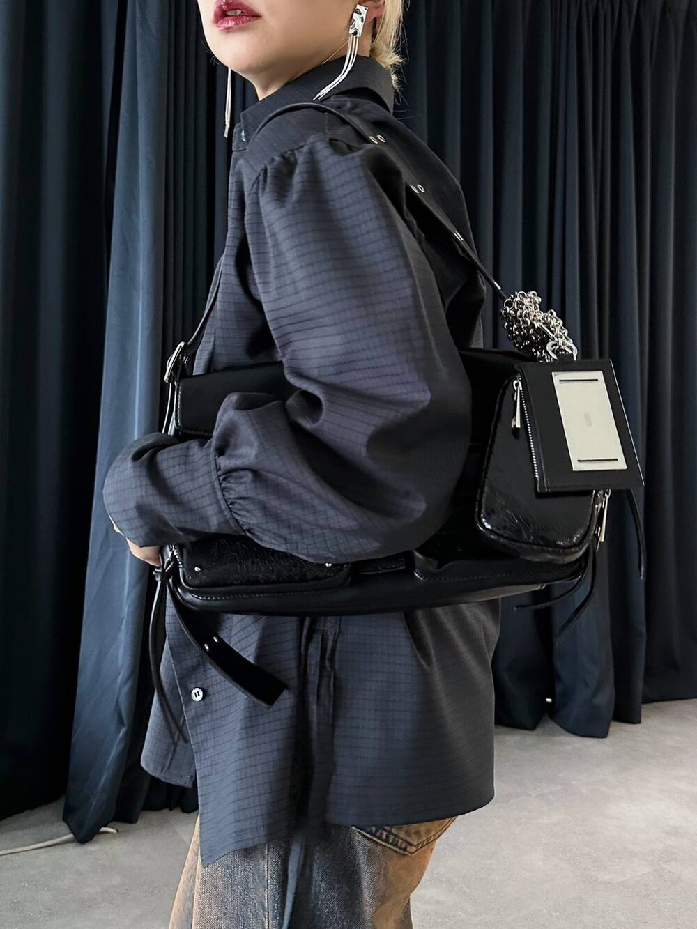 「体型カバー、着痩せ・細見え、モード、結婚式2次会、休日コーデ、デート/ロマンティック、秋コーデ、女子会、個性派、モテ、きれいめ、カラーコーデ_HARE、HARE、シャツ、シャツスタイル」｜「HAREのアソートカコウデニムパンツ(HARE)（デニムパンツ、オレンジ系）」を使った、hare_usamiさん（骨格ウェーブ・レディース・158cm）の秋コーディネートの4枚目の写真