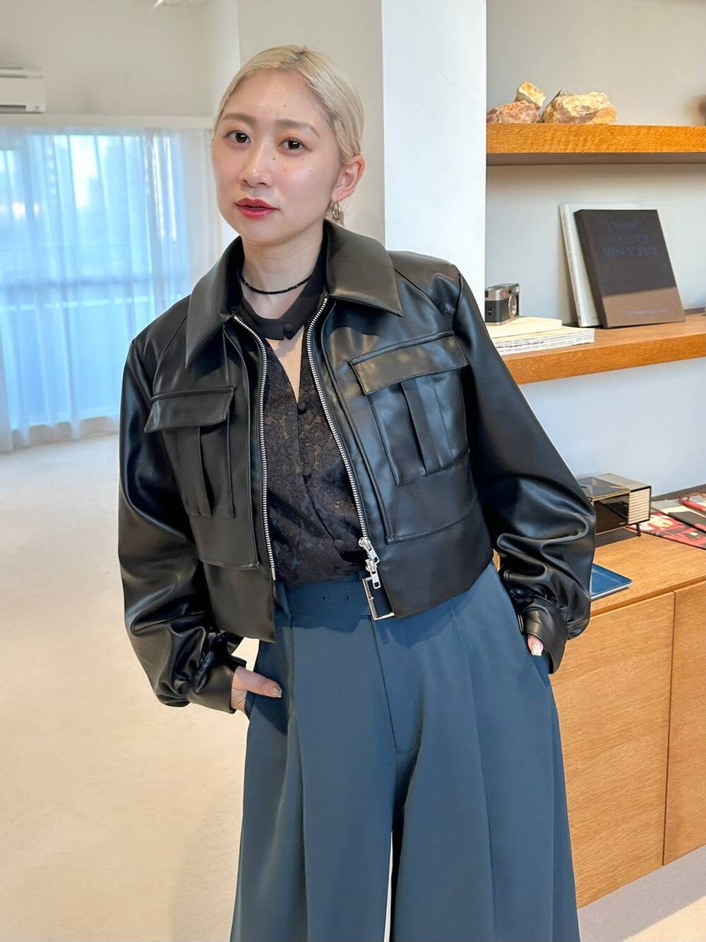 「カラーコーデ_HARE、秋コーデ、女子会、個性派、モテ、きれいめ、体型カバー、着痩せ・細見え、モード、結婚式2次会、休日コーデ、デート/ロマンティック、HARE、ブルゾン、ブラウス」｜「HAREのDABOワイドパンツ(HARE)（その他パンツ、ブルー系）」を使った、hare_usamiさん（骨格ウェーブ・レディース・158cm）の秋コーディネートの2枚目の写真