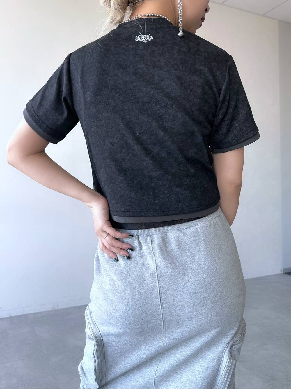 「体型カバー、着痩せ・細見え、モード、結婚式2次会、休日コーデ、デート/ロマンティック、春コーデ、女子会、個性派、モテ、きれいめ、カラーコーデ_HARE、HARE、スカート、Tシャツ」｜「HAREのデザインレースアップブーサン(HARE)（サンダル、シルバー系）」を使った、hare_usamiさん（レディース・158cm）の春コーディネートの6枚目の写真