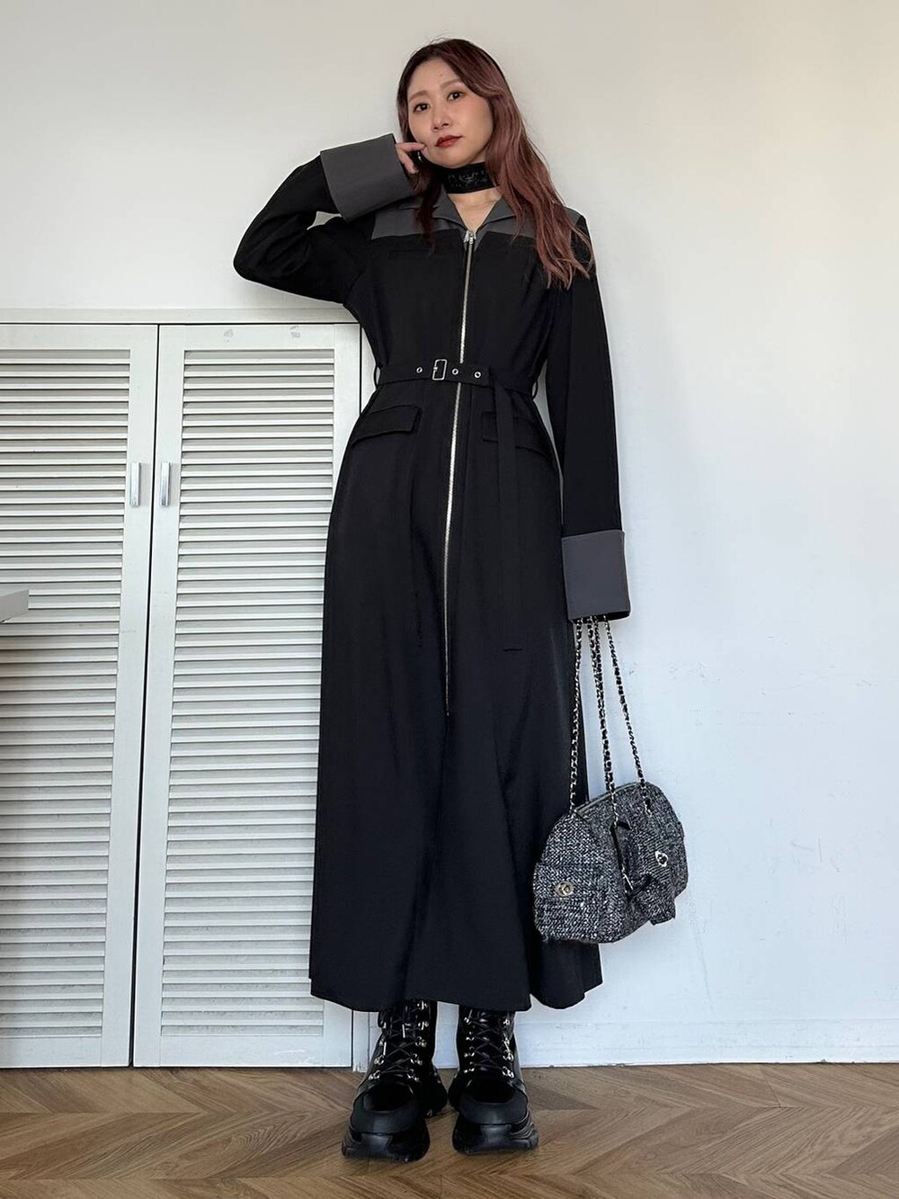 ブラック系のワンピースを着用したレディースの秋コーディネートの8枚目の写真