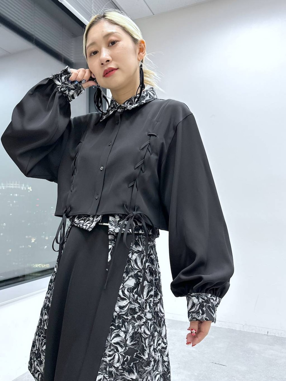 「体型カバー、着痩せ・細見え、モード、結婚式2次会、休日コーデ、デート/ロマンティック、秋コーデ、女子会、個性派、モテ、きれいめ、カラーコーデ_HARE、HARE、セットアップ、シャツ」｜「HAREのキリカエジャガードレースアップシャツ(HARE)（シャツ/ブラウス、ブラック系）」を使った、hare_usamiさん（レディース・158cm）の冬コーディネートの7枚目の写真