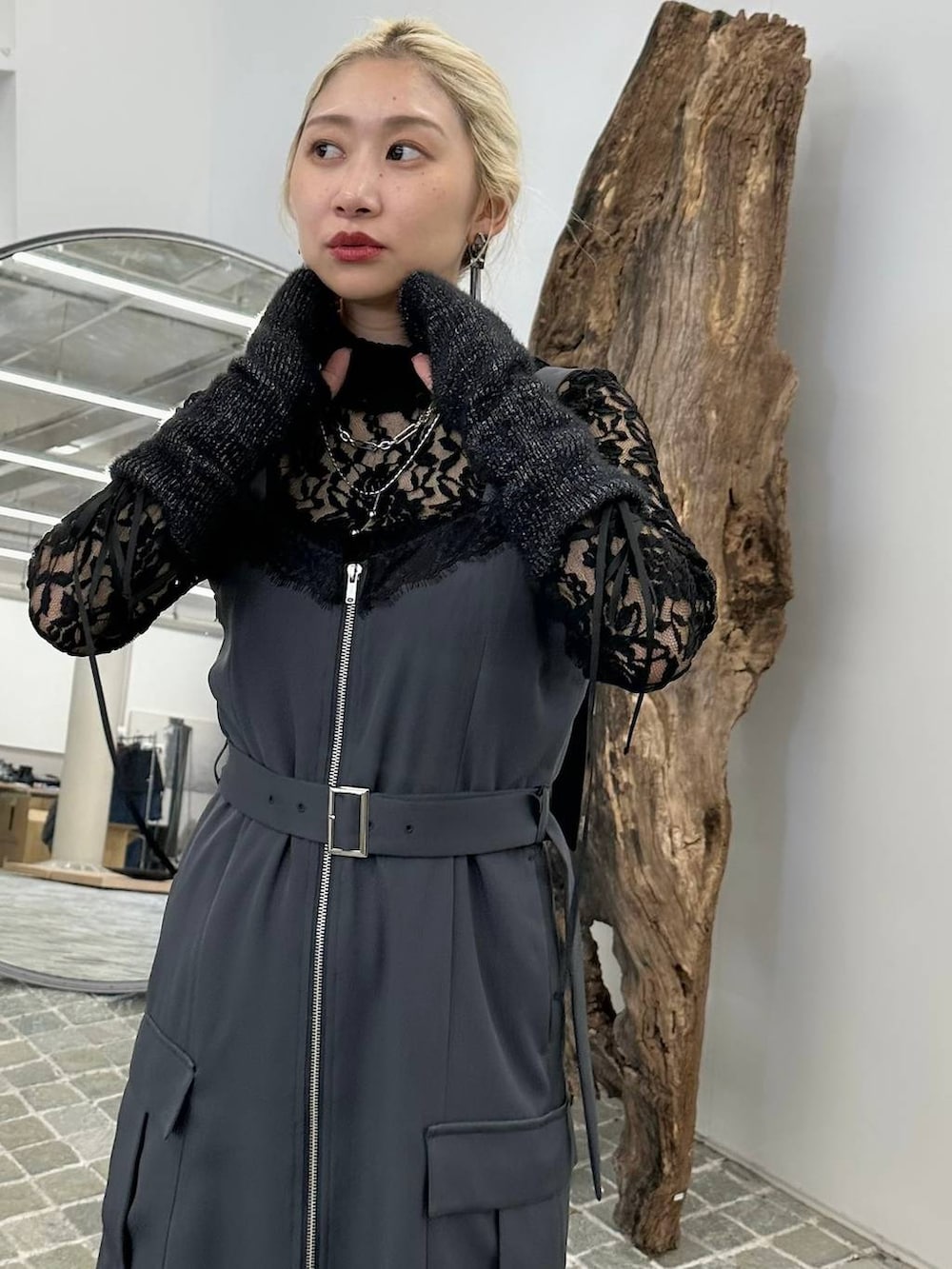 「モテ、きれいめ、カラーコーデ_HARE、HARE、ワンピース、ブーツ、体型カバー、着痩せ・細見え、モード、結婚式2次会、休日コーデ、デート/ロマンティック、秋コーデ、女子会、個性派」｜「HAREのモールレースタイトトップス(HARE)（Tシャツ/カットソー、ブラック系）」を使った、hare_usamiさん（骨格ウェーブ・レディース・158cm）の秋コーディネートの6枚目の写真