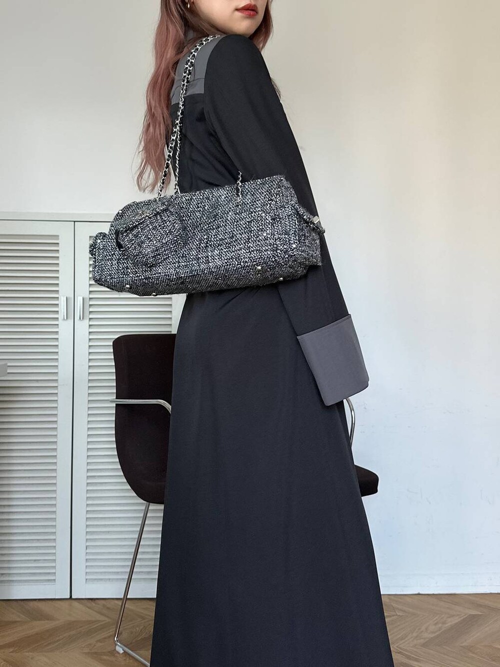 ブラック系のワンピースを着用したレディースの秋コーディネートの3枚目の写真