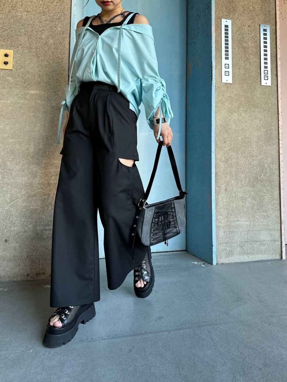 ブラック系のサンダル、ブルー系のシャツ/ブラウス、ブラック系のブレスレットを着用したレディースの春コーディネートの5枚目の写真