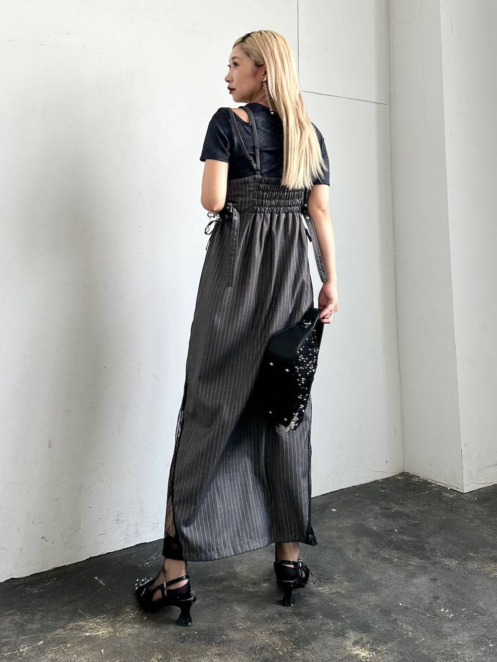 「キャミワンピース、Tシャツ、体型カバー、着痩せ・細見え、モード、結婚式2次会、休日コーデ、デート/ロマンティック、夏コーデ、女子会、個性派、モテ、きれいめ、カラーコーデ_HARE、HARE」｜「HAREの【EDGY MODE】カットデザインリブT（Tシャツ/カットソー、ブラック系）」を使った、hare_usamiさん（骨格ウェーブ・レディース・158cm）の夏コーディネートの2枚目の写真