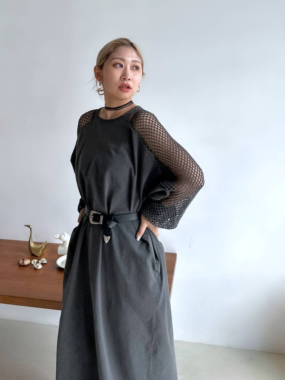 シルバー系のサンダル、グレー系のワンピース、ブラック系のベルトを着用したレディースの春コーディネートの3枚目の写真