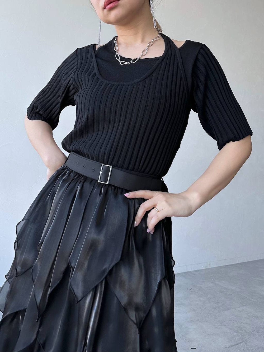 ブラック系のサンダル、ブラック系のニット/セーター、パープル系のシャツ/ブラウスを着用したレディースの春コーディネートの5枚目の写真