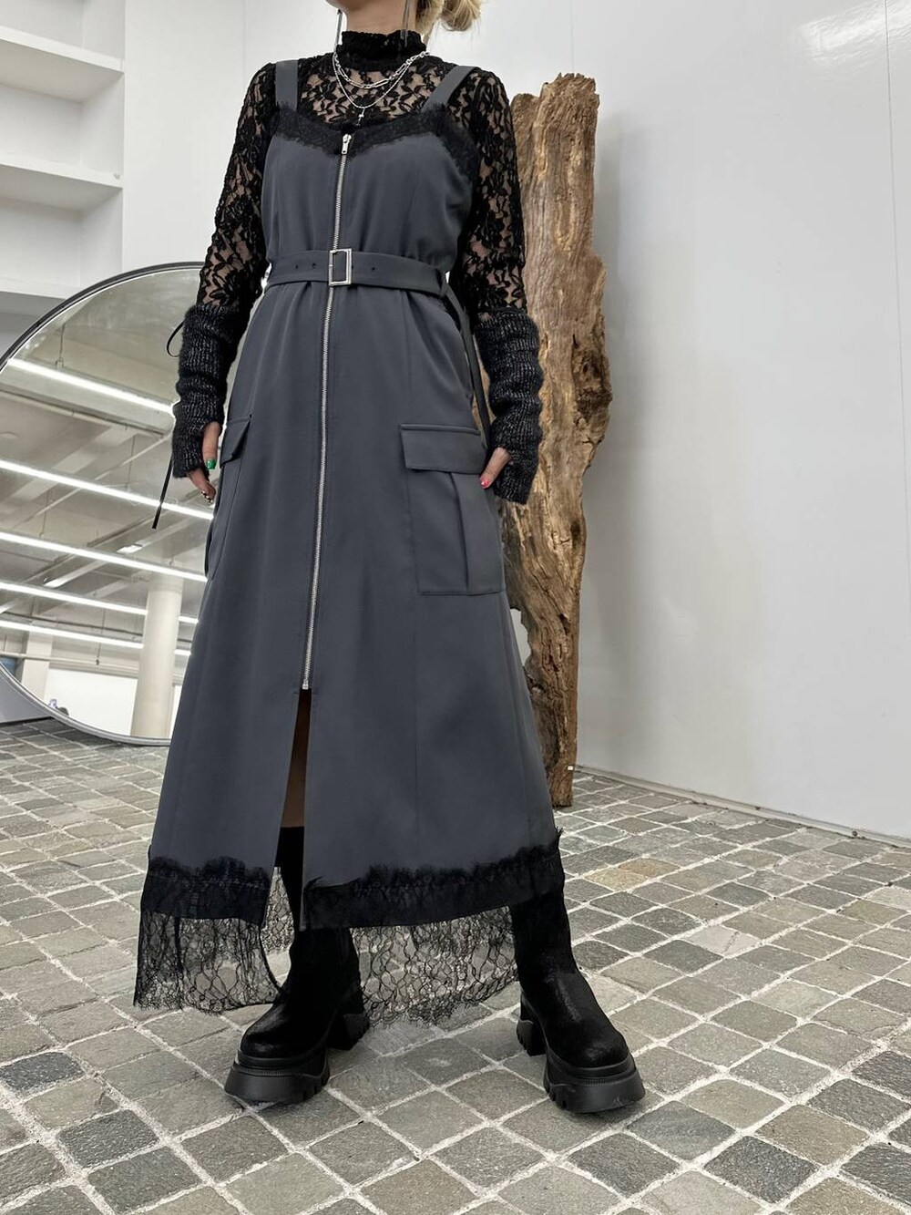 「モテ、きれいめ、カラーコーデ_HARE、HARE、ワンピース、ブーツ、体型カバー、着痩せ・細見え、モード、結婚式2次会、休日コーデ、デート/ロマンティック、秋コーデ、女子会、個性派」｜「HAREのモールレースタイトトップス(HARE)（Tシャツ/カットソー、ブラック系）」を使った、hare_usamiさん（骨格ウェーブ・レディース・158cm）の秋コーディネートの7枚目の写真