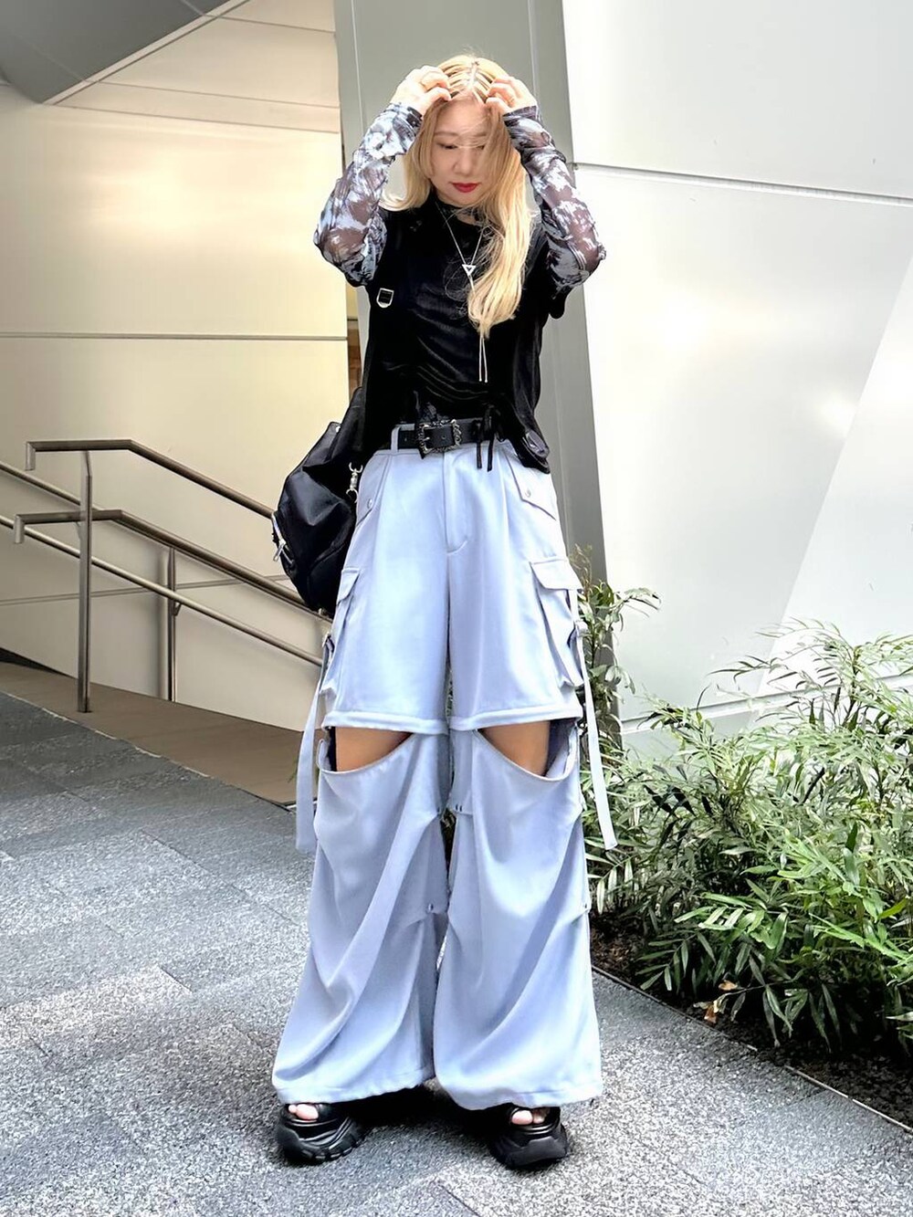 「きれいめ、着痩せ・細見え、モード、Tシャツ、ワイドパンツ、結婚式2次会、休日コーデ、デート/ロマンティック、夏コーデ、女子会、個性派、モテ、カラーコーデ_HARE、HARE」｜「HAREのラメメッシュスニーカーサンダル(HARE)（サンダル、ブラック系）」を使った、hare_usamiさん（レディース・158cm）の夏コーディネートの8枚目の写真