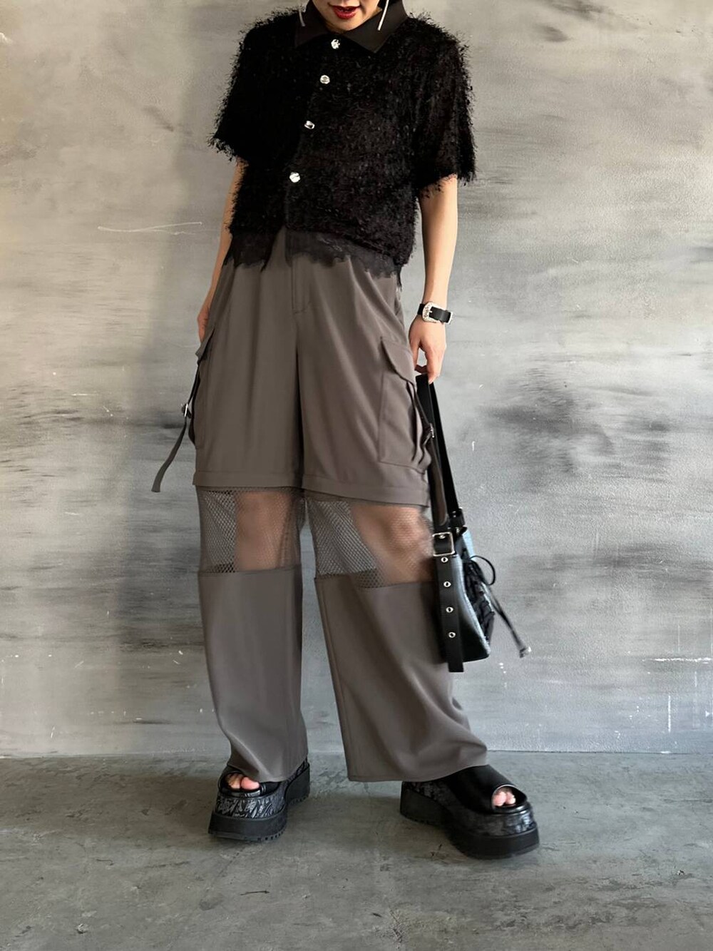 ブラック系のTシャツ/カットソー、グレー系のカーゴパンツ、ブラック系のブレスレットを着用したレディースの春コーディネートの5枚目の写真