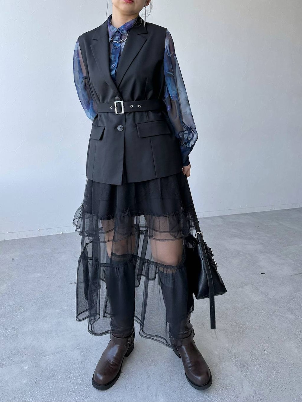 「きれいめ、着痩せ・細見え、モード、結婚式2次会、休日コーデ、デート/ロマンティック、春コーデ、女子会、個性派、モテ、カラーコーデ_HARE、HARE、シャツ、ワンピース」｜「HAREの2WAYジレワンピース(HARE)（ワンピース、ブラック系）」を使った、hare_usamiさん（レディース・158cm）の春コーディネートの8枚目の写真