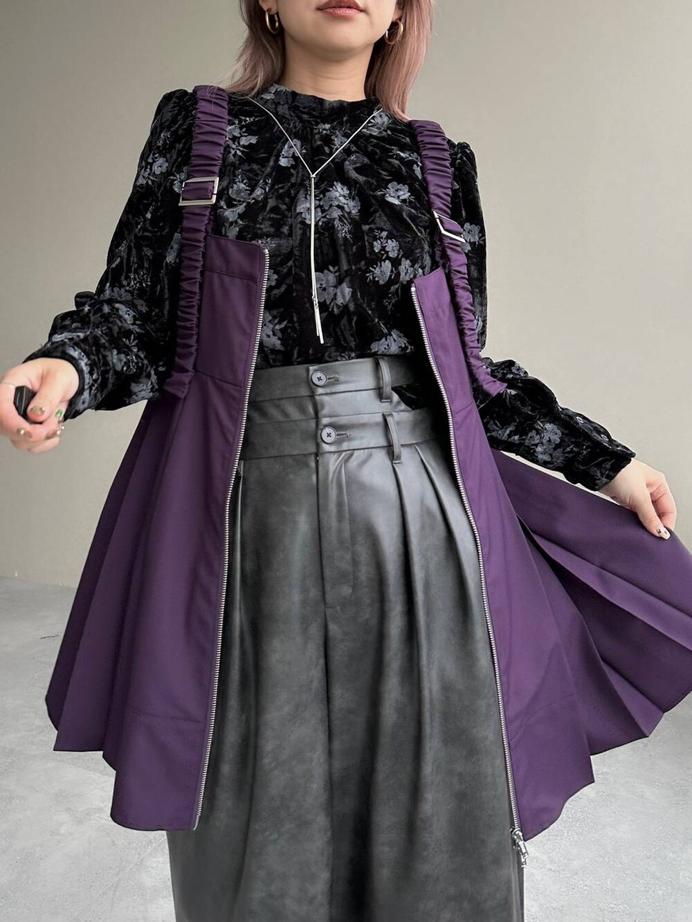 グレー系のその他パンツ、シルバー系のブーツ、パープル系のチュニックを着用したレディースの冬コーディネートの3枚目の写真