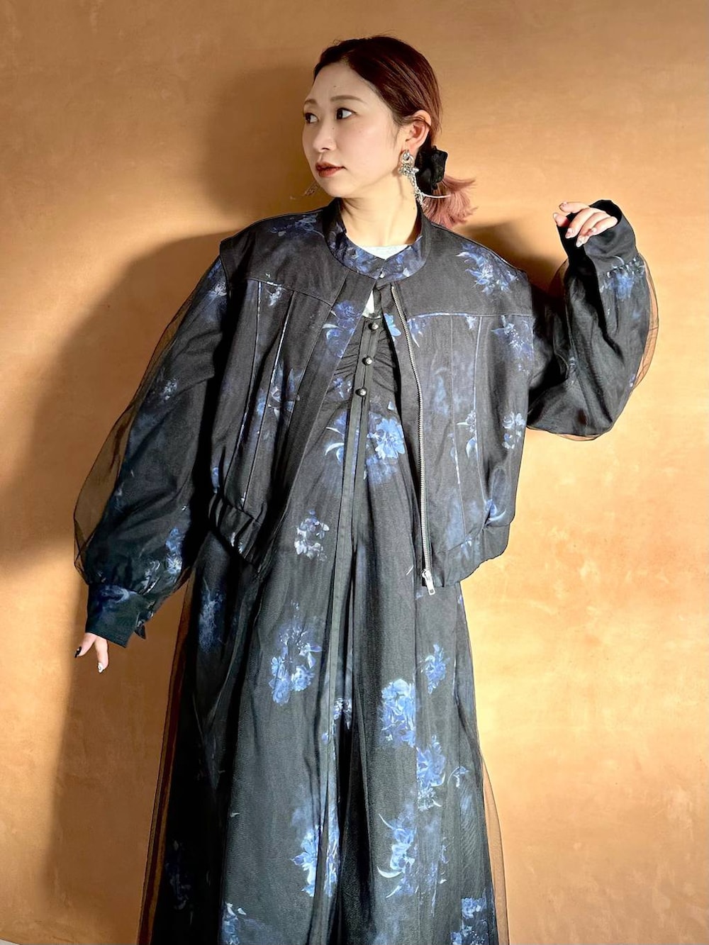 ブラック系のブーツ、ブラック系のブルゾン、ブラック系のワンピースを着用したレディースの冬コーディネートの4枚目の写真