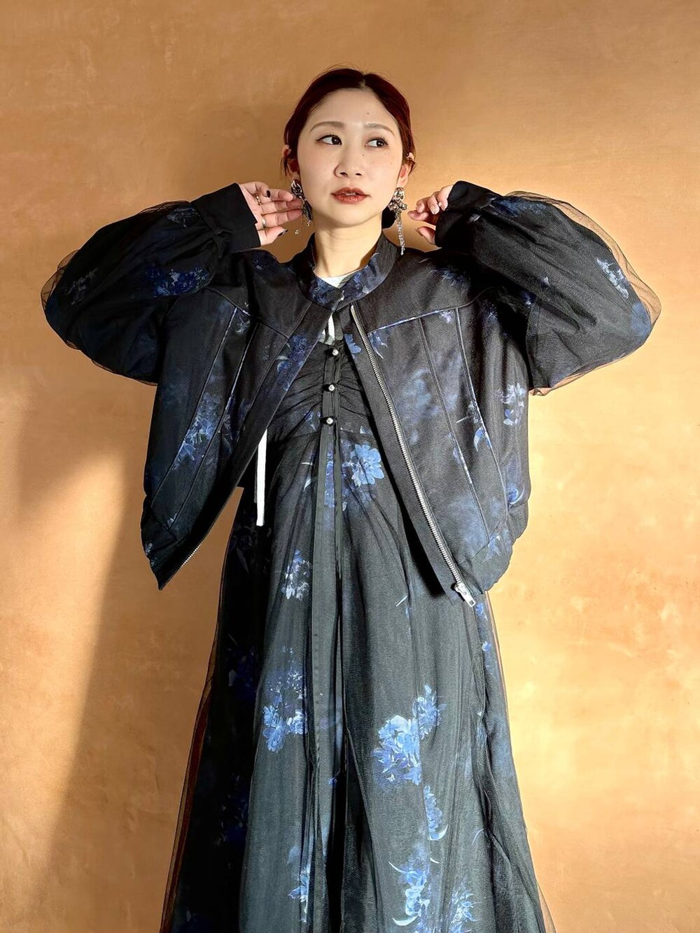 ブラック系のブーツ、ブラック系のブルゾン、ブラック系のワンピースを着用したレディースの冬コーディネートの3枚目の写真