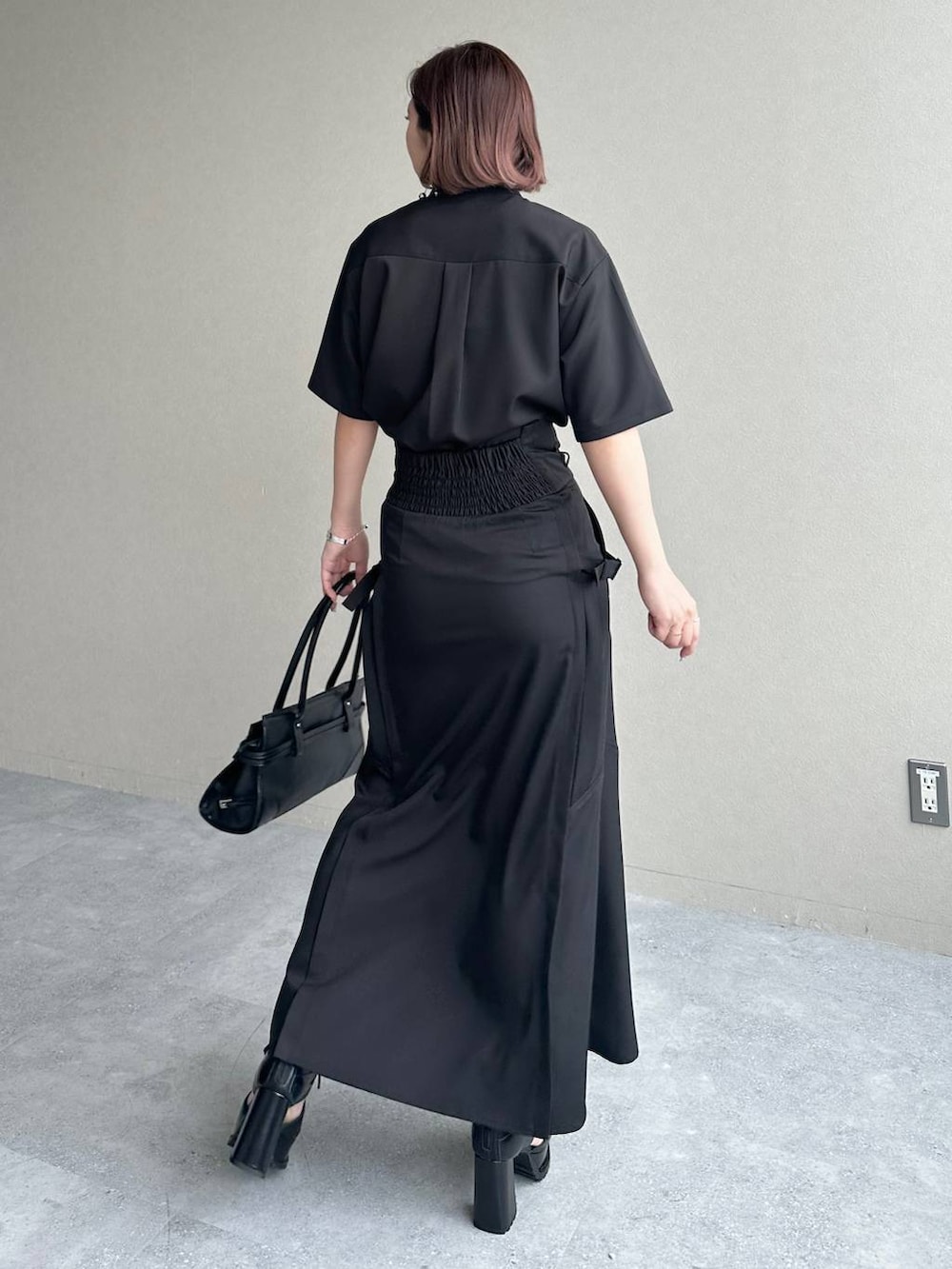 ブラック系のブーツ、ブラック系のシャツ/ブラウス、ブラック系のスカートを着用したレディースの春コーディネートの3枚目の写真