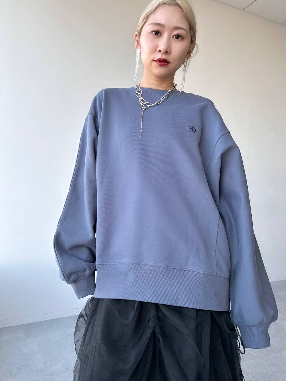「体型カバー、着痩せ・細見え、モード、結婚式2次会、休日コーデ、デート/ロマンティック、秋コーデ、女子会、個性派、モテ、きれいめ、カラーコーデ_HARE、HARE、スウェット、スカート」｜「HAREの【WEB限定】HAREロゴビッグドルマンスウェット(HARE)（スウェット、パープル系）」を使った、hare_usamiさん（レディース・158cm）の冬コーディネートの4枚目の写真