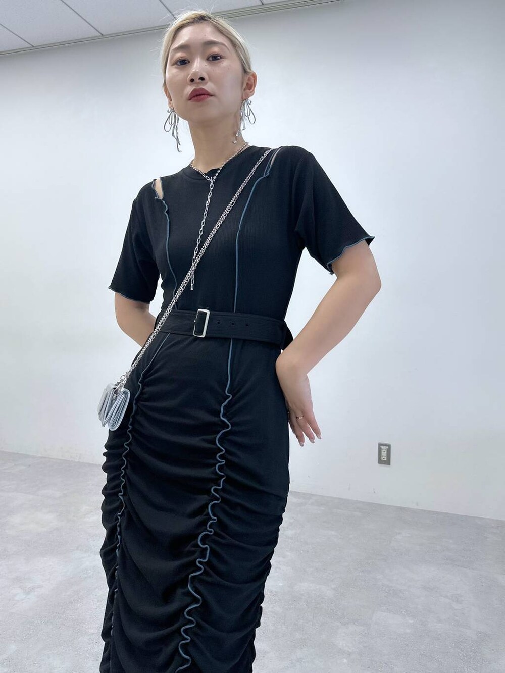 「体型カバー、着痩せ・細見え、モード、結婚式2次会、休日コーデ、デート/ロマンティック、秋コーデ、女子会、個性派、モテ、きれいめ、カラーコーデ_HARE、HARE、ワンピース」｜「HAREのメタルヒールメッシュブーサン(HARE)（サンダル、ブラック系）」を使った、hare_usamiさん（骨格ウェーブ・レディース・158cm）の春コーディネートの3枚目の写真