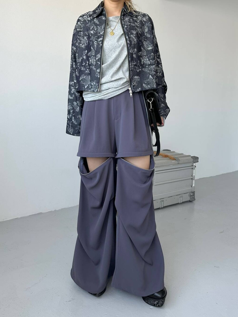 パープル系のカーゴパンツ、グレー系のTシャツ/カットソー、グレー系のブーツを着用したレディースの夏コーディネートの8枚目の写真