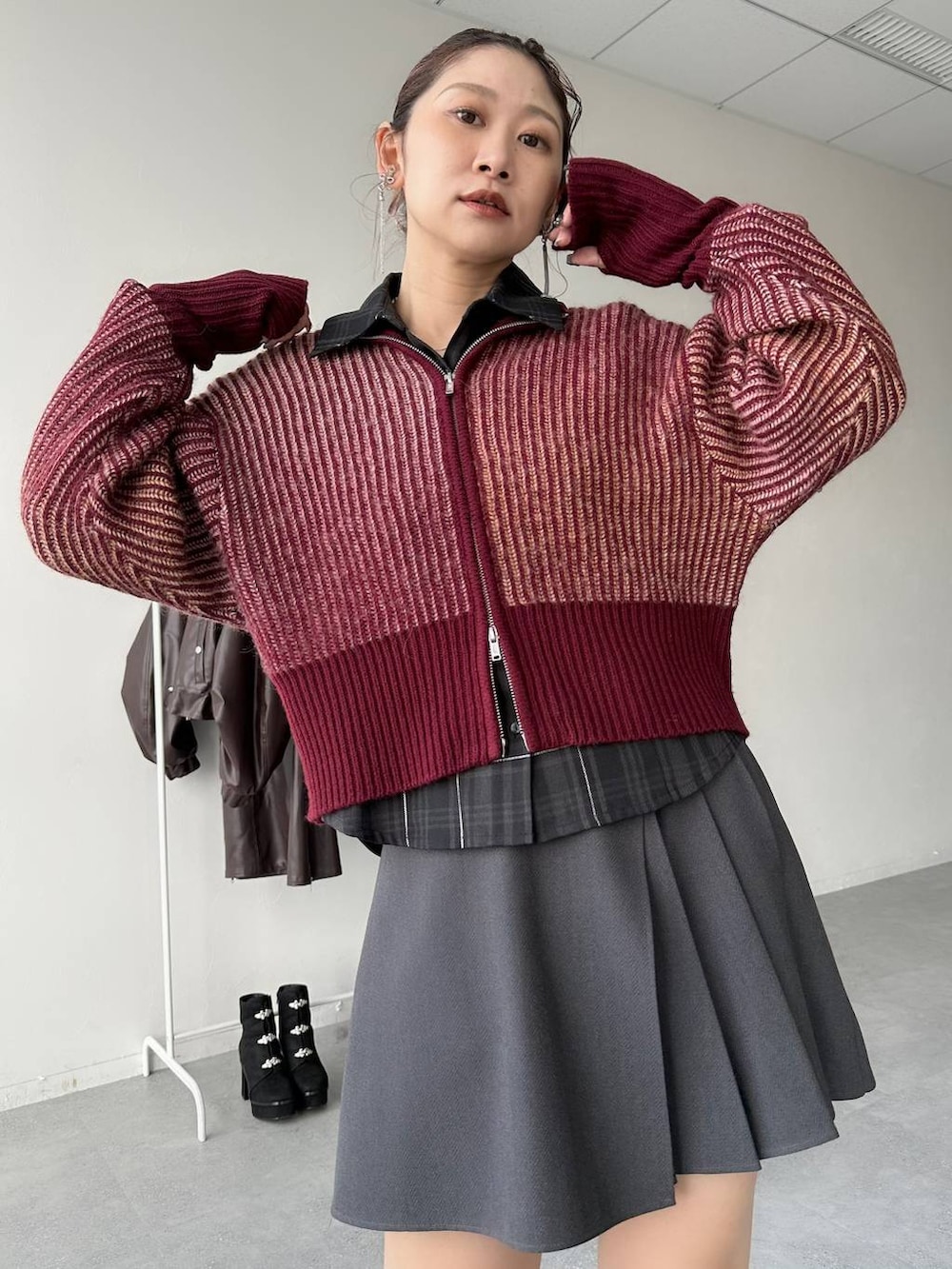 グレー系のその他パンツ、ブラック系のシャツ/ブラウス、ブラック系のブーツを着用したレディースの秋コーディネートの7枚目の写真