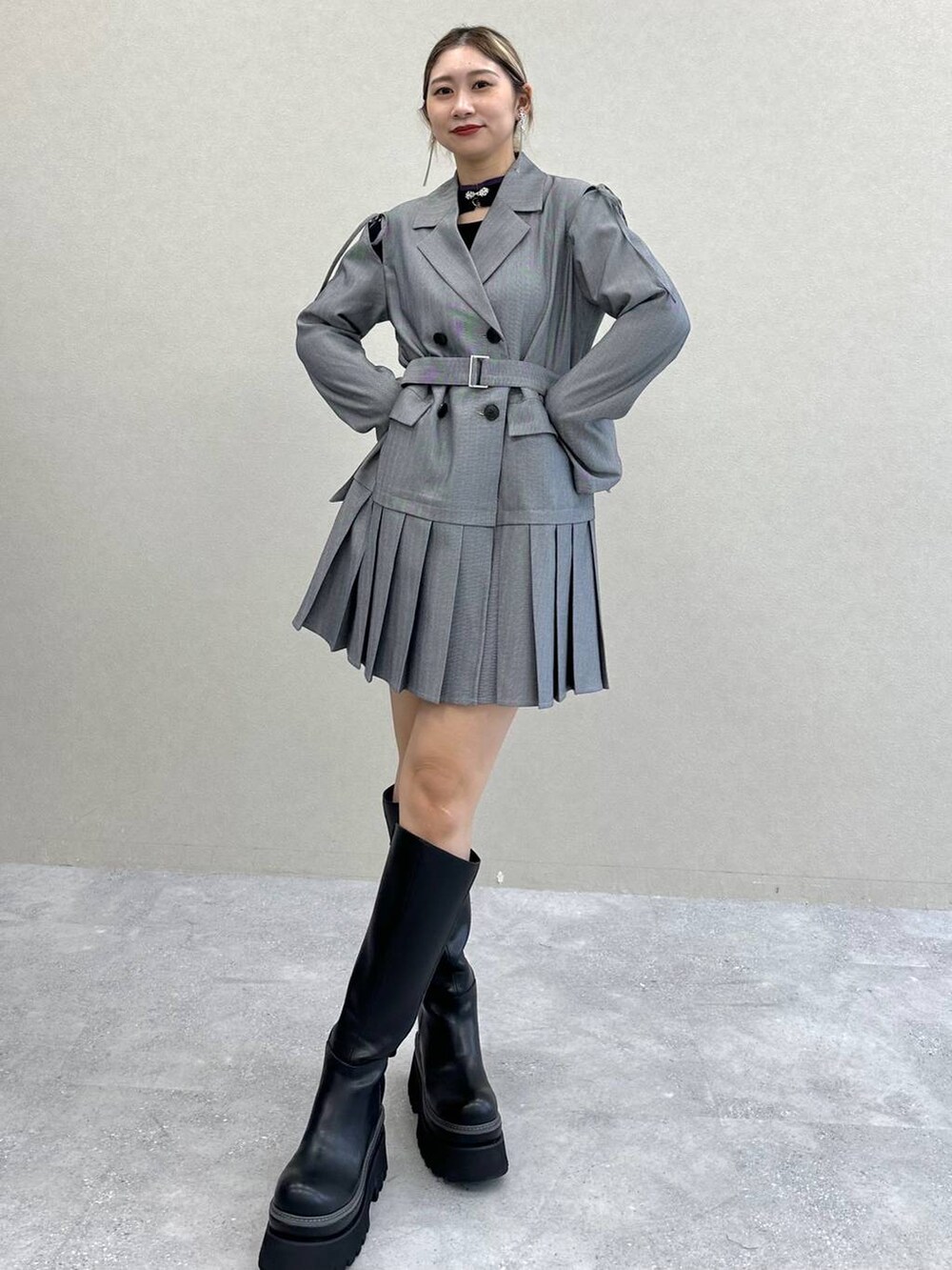 ブラック系のニット/セーター、その他のワンピース、ブラック系のブーツを着用したレディースの秋コーディネートの6枚目の写真