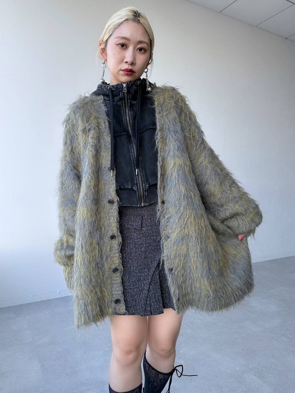 「体型カバー、着痩せ・細見え、モード、結婚式2次会、休日コーデ、デート/ロマンティック、秋コーデ、女子会、個性派、モテ、きれいめ、カラーコーデ_HARE、HARE、カーディガン、メンズライク」｜「HAREの【SETUP対応】ピグメントジップショートパーカー(HARE)（パーカー、ブラック系）」を使った、hare_usamiさん（骨格ウェーブ・レディース・158cm）の秋コーディネートの3枚目の写真