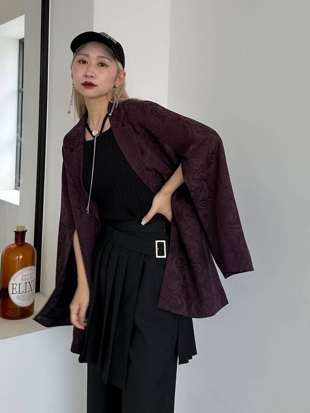 「ジャケット、ジャケットスタイル、テーラードジャケット、ワイドパンツ、ブーツ、体型カバー、着痩せ・細見え、モード、結婚式2次会、休日コーデ、デート/ロマンティック、秋コーデ、女子会、個性派、モテ」｜「HAREのストリングデザインタンクトップ(HARE)（タンクトップ、ブラック系）」を使った、hare_usamiさん（骨格ウェーブ・レディース・158cm）の夏コーディネートの5枚目の写真