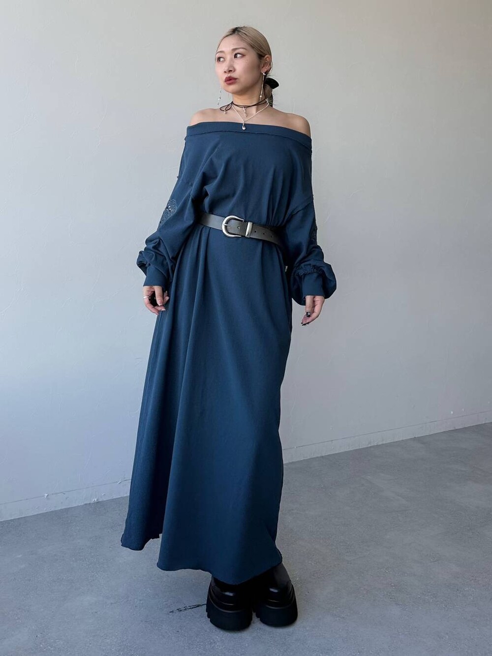 「体型カバー、着痩せ・細見え、モード、結婚式2次会、休日コーデ、デート/ロマンティック、春コーデ、女子会、個性派、モテ、きれいめ、カラーコーデ_HARE、HARE、ベルト、ワンピース」｜「HAREのサイドアキメッシュキリカエブーツ(HARE)（ブーツ、ブラック系）」を使った、hare_usamiさん（レディース・158cm）の冬コーディネートの7枚目の写真