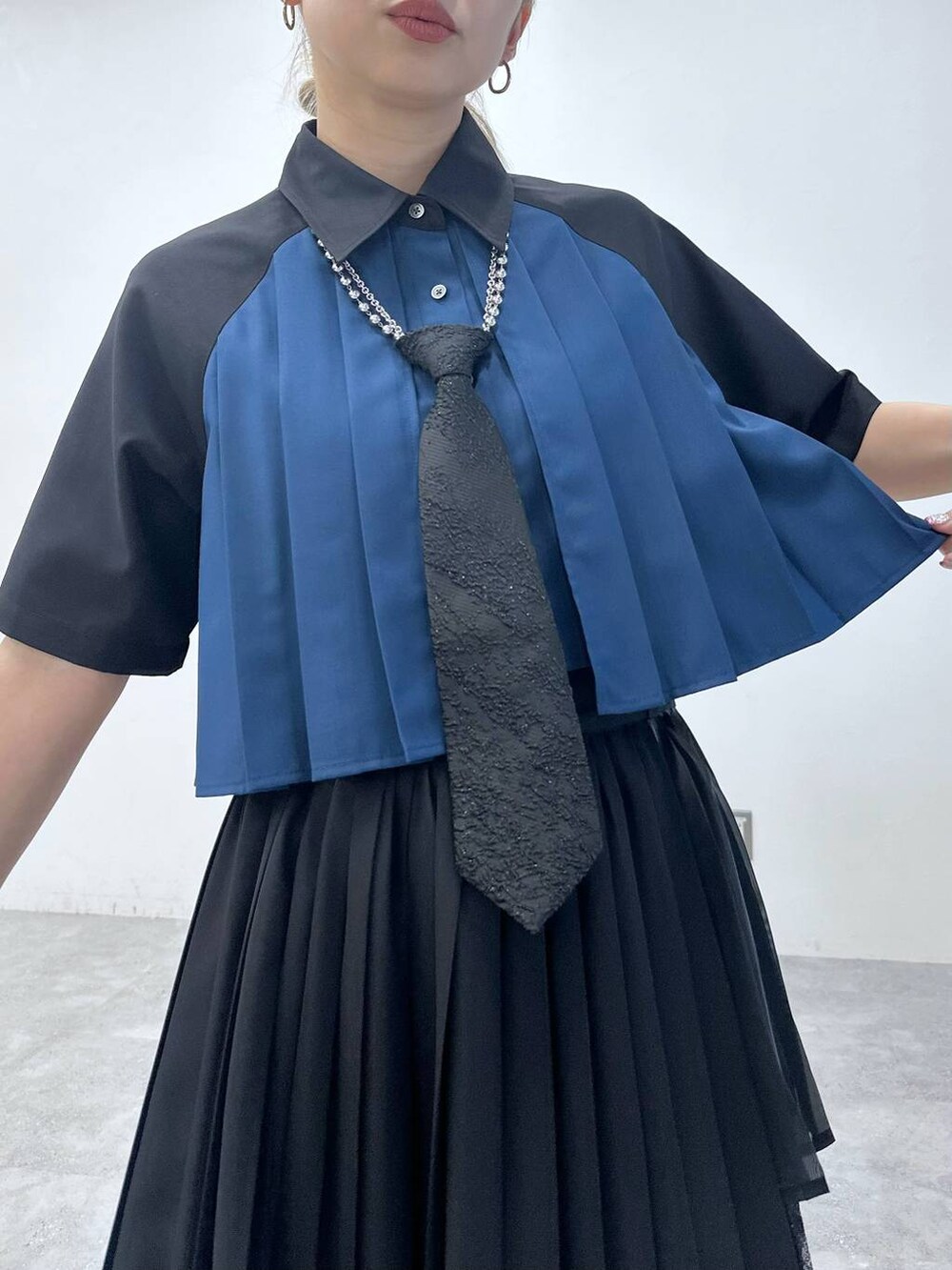 「カラーコーデ_HARE、HARE、ロングスカート、シャツ、体型カバー、着痩せ・細見え、モード、結婚式2次会、休日コーデ、デート/ロマンティック、秋コーデ、女子会、個性派、モテ、きれいめ」｜「HAREのメタルヒールメッシュブーサン(HARE)（サンダル、ブラック系）」を使った、hare_usamiさん（骨格ウェーブ・レディース・158cm）の春コーディネートの3枚目の写真