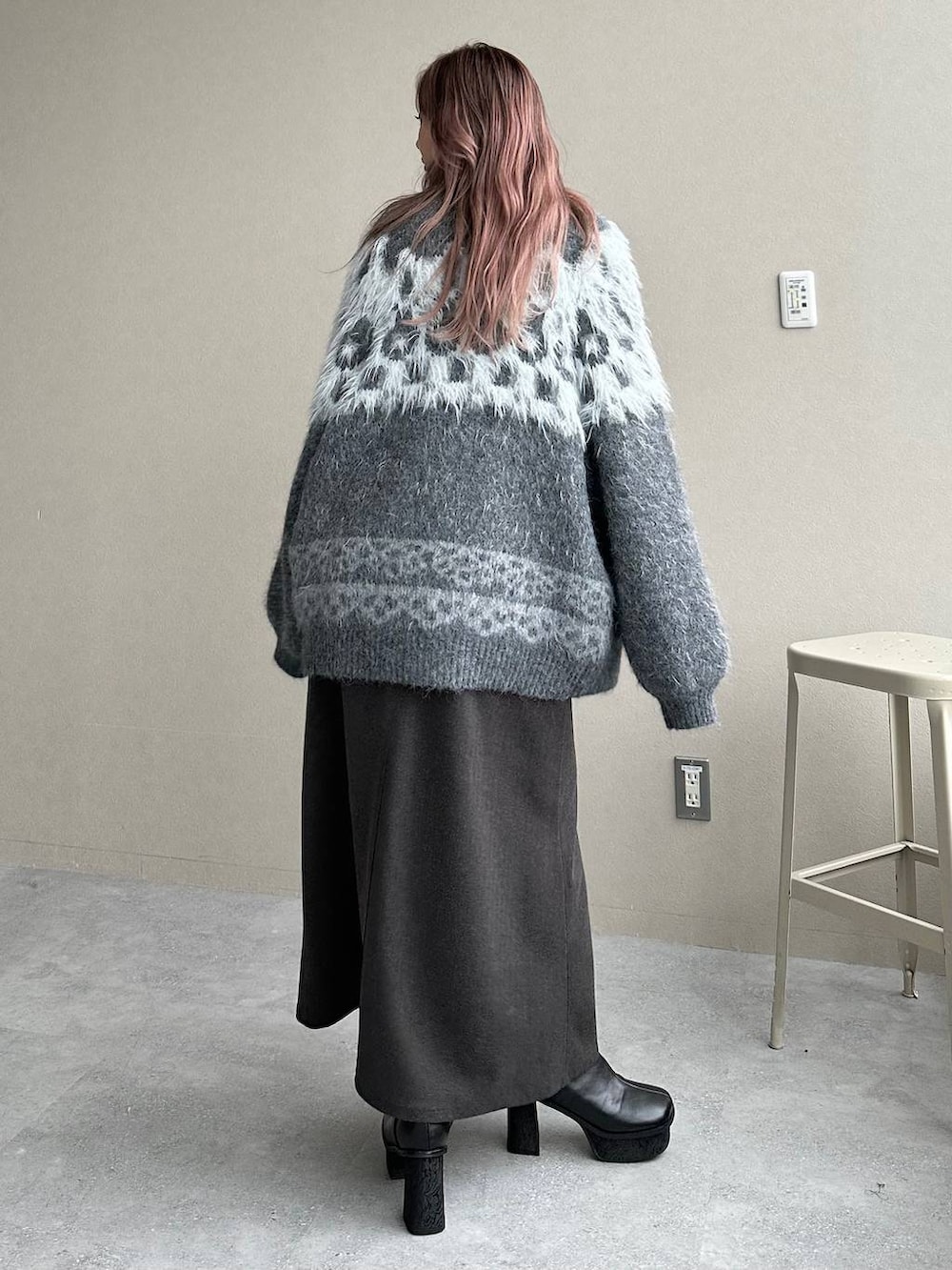 ブラック系のブーツ、ブラウン系のシャツ/ブラウス、グレー系のカーディガン/ボレロを着用したレディースの秋コーディネートの3枚目の写真