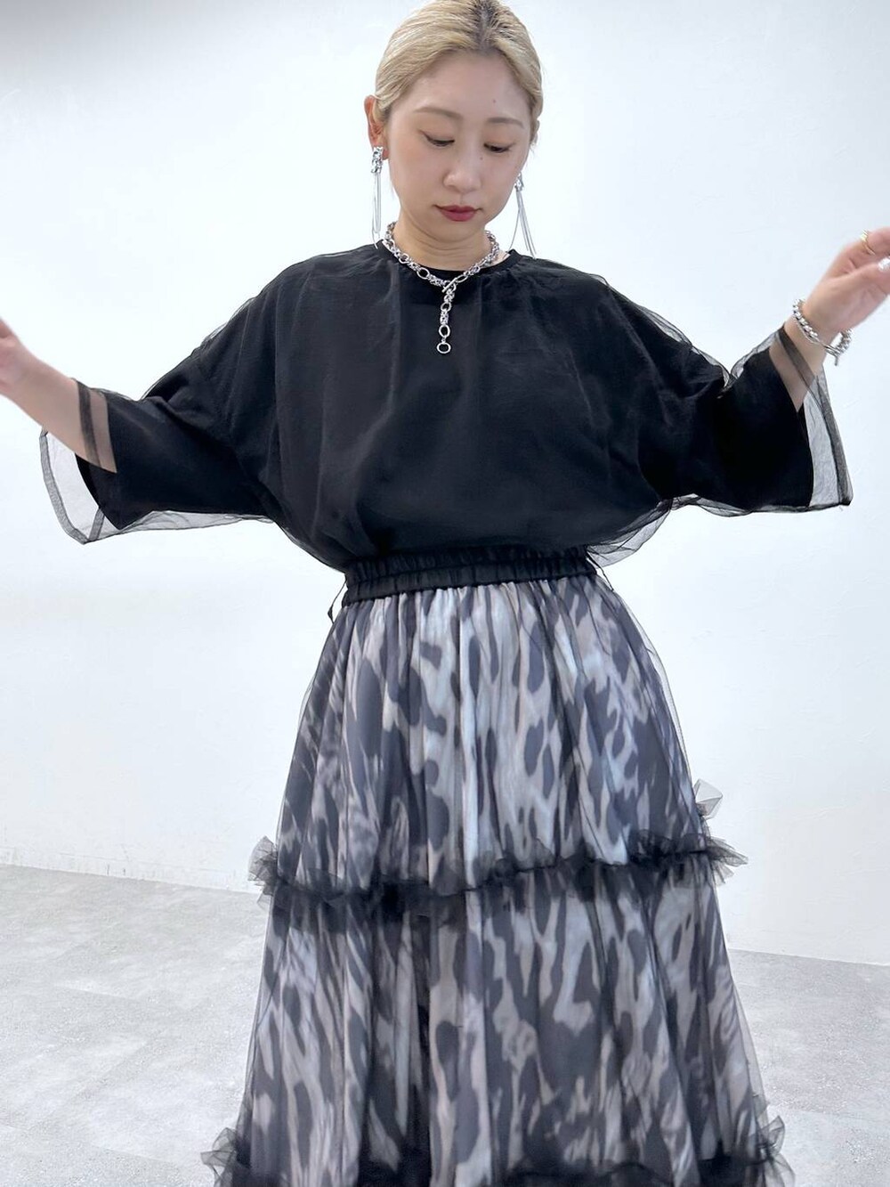 「女子会、個性派、モテ、きれいめ、ロングスカート、Tシャツ、サンダル、体型カバー、着痩せ・細見え、モード、結婚式2次会、休日コーデ、デート/ロマンティック、秋コーデ、カラーコーデ_HARE」｜「HAREのショートラリエットネックレス(HARE)（ネックレス、シルバー系）」を使った、hare_usamiさん（骨格ウェーブ・レディース・158cm）の春コーディネートの4枚目の写真