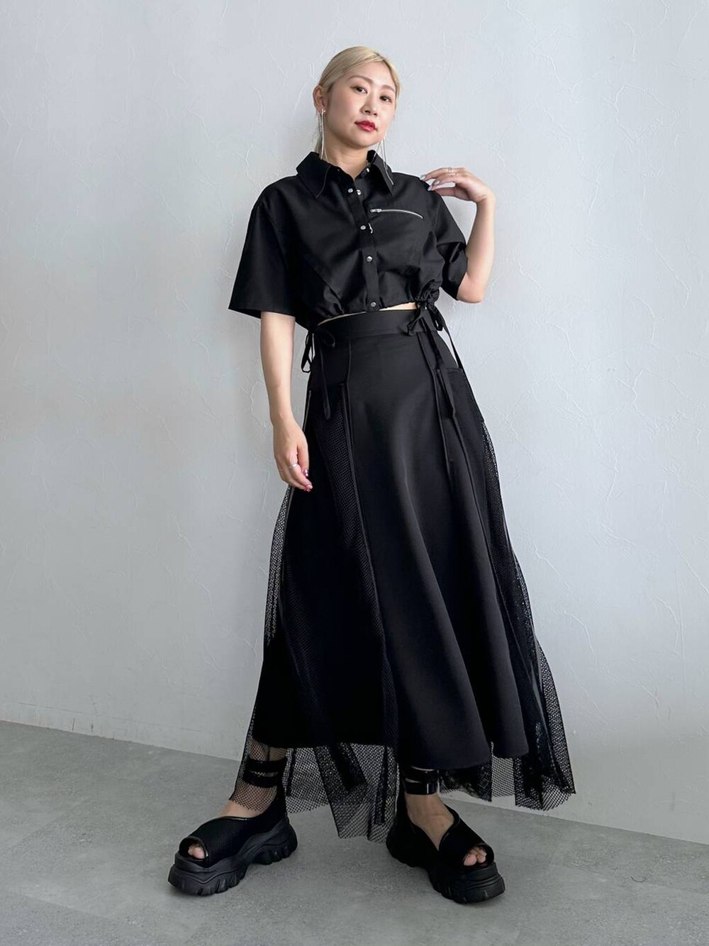 ブラック系のシャツ/ブラウス、ブラック系のスカート、ブラック系のサンダルを着用したレディースの夏コーディネートの6枚目の写真